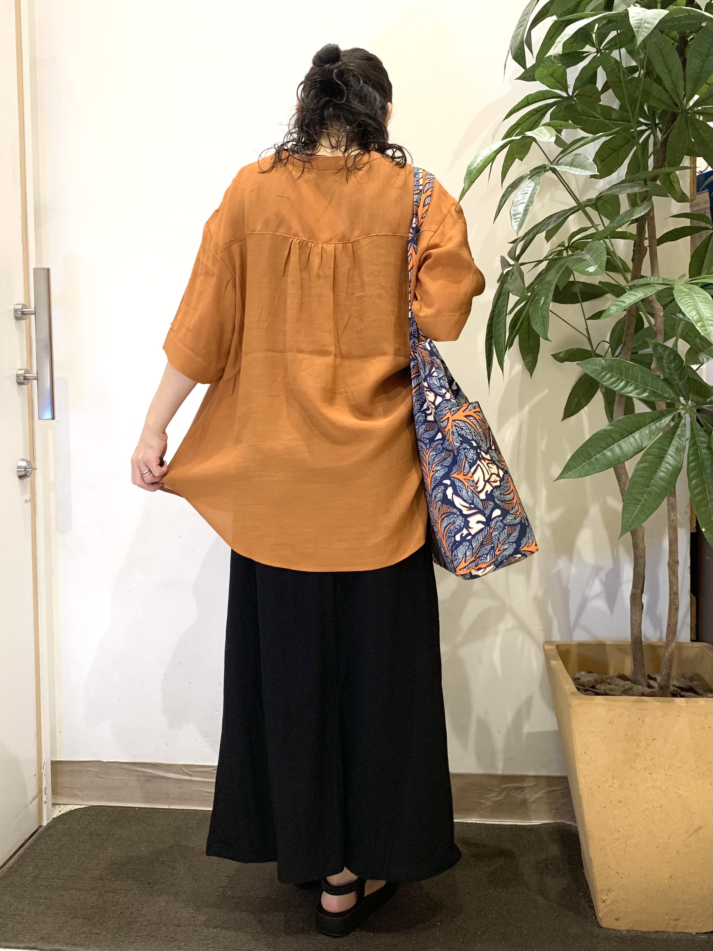 ちゃろさんの「SHOO･LA･RUE｜【ひんやり/UV】お袖の長さが調整出来る シャーリングスキッパーブラウス」を使ったコーディネート