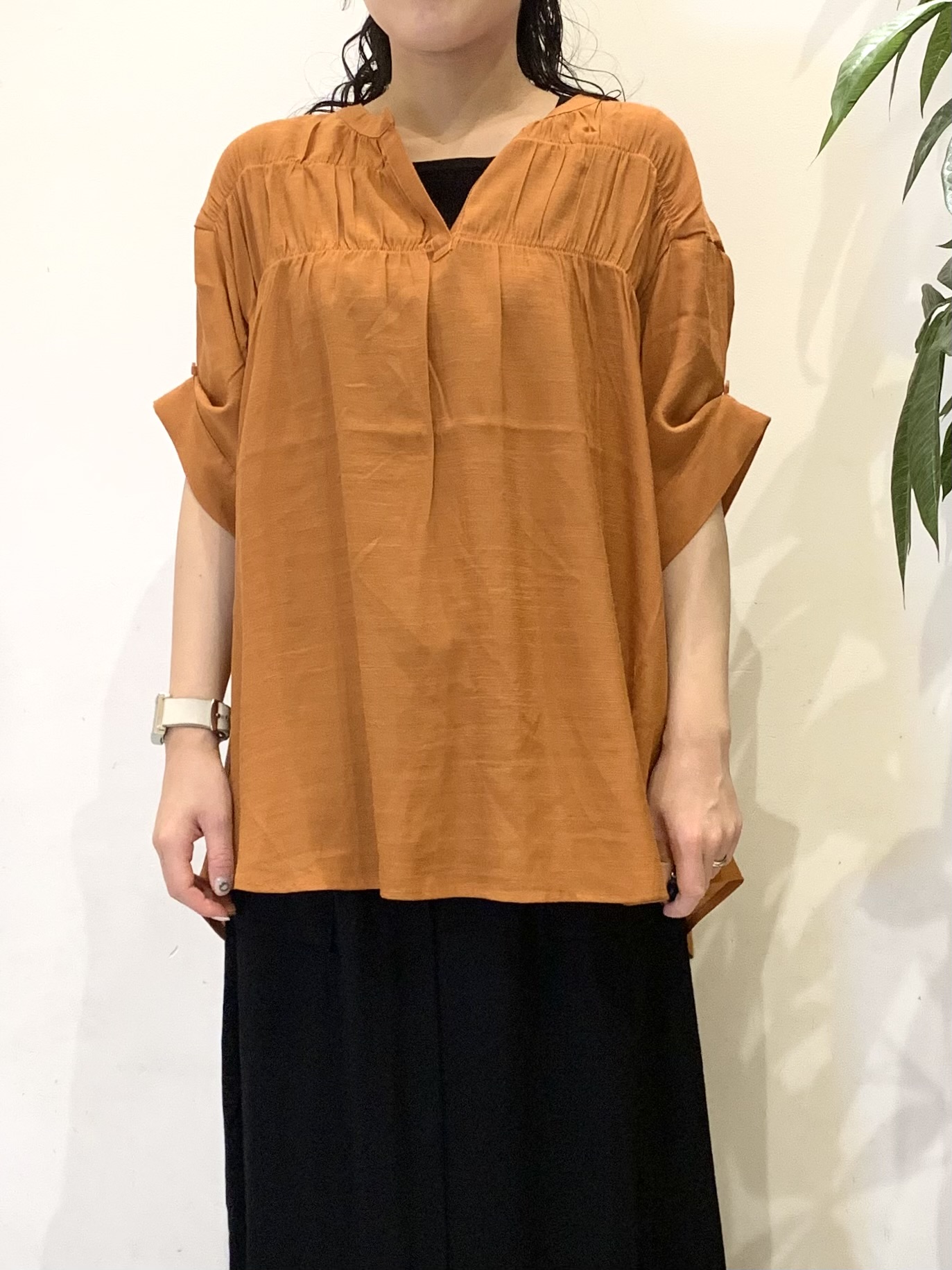 ちゃろさんの「SHOO･LA･RUE｜【ひんやり/UV】お袖の長さが調整出来る シャーリングスキッパーブラウス」を使ったコーディネート