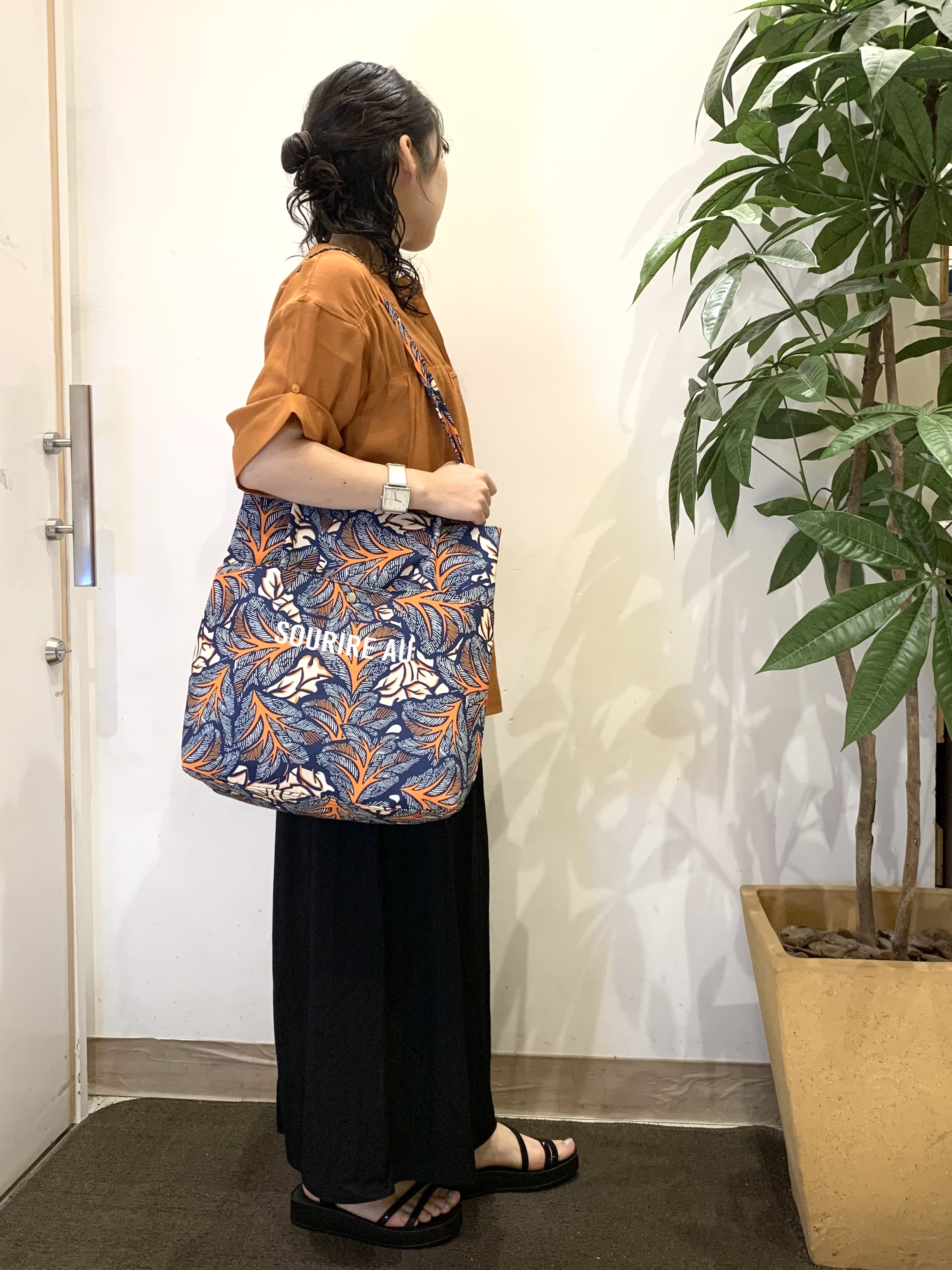 ちゃろさんの「SHOO･LA･RUE｜【ひんやり/UV】お袖の長さが調整出来る シャーリングスキッパーブラウス」を使ったコーディネート