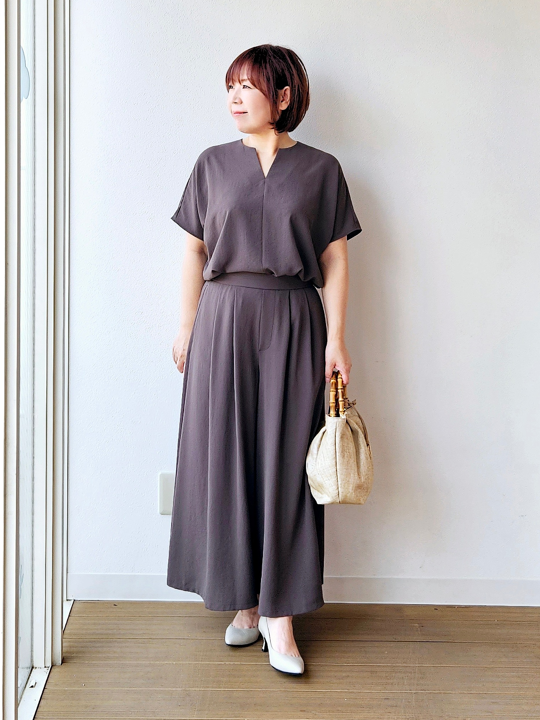 やじまさんの「UNTITLED｜【UV/接触冷感/セットアップ可】リラクシーキーVネックブラウス」を使ったコーディネート