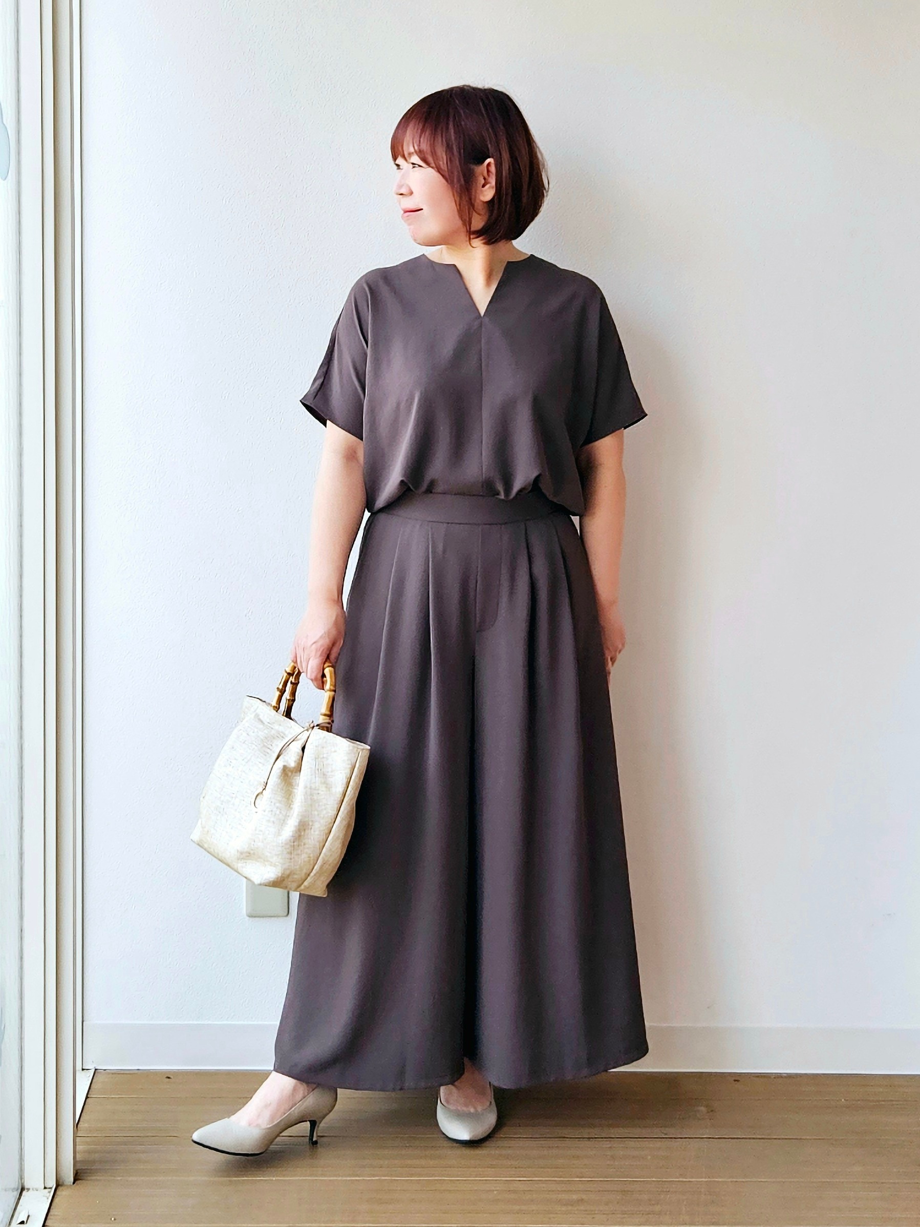 やじまさんの「UNTITLED｜【UV/接触冷感/セットアップ可】リラクシーキーVネックブラウス」を使ったコーディネート