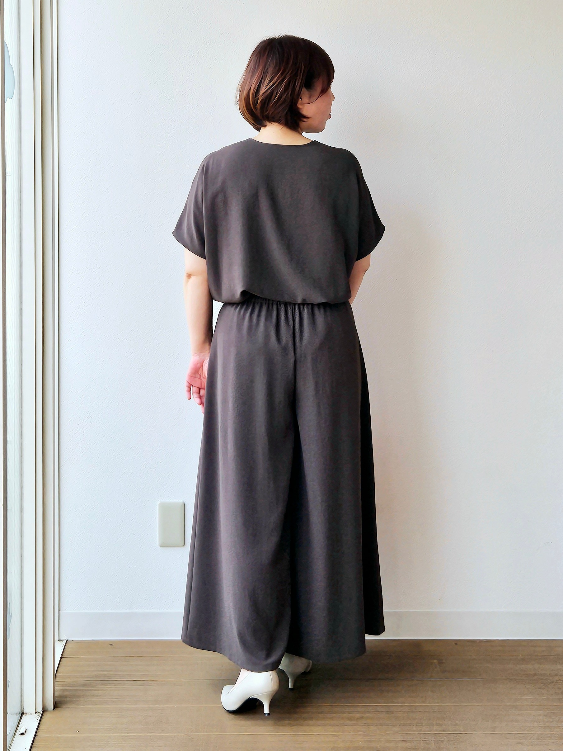 やじまさんの「UNTITLED｜【UV/接触冷感/セットアップ可】リラクシーキーVネックブラウス」を使ったコーディネート