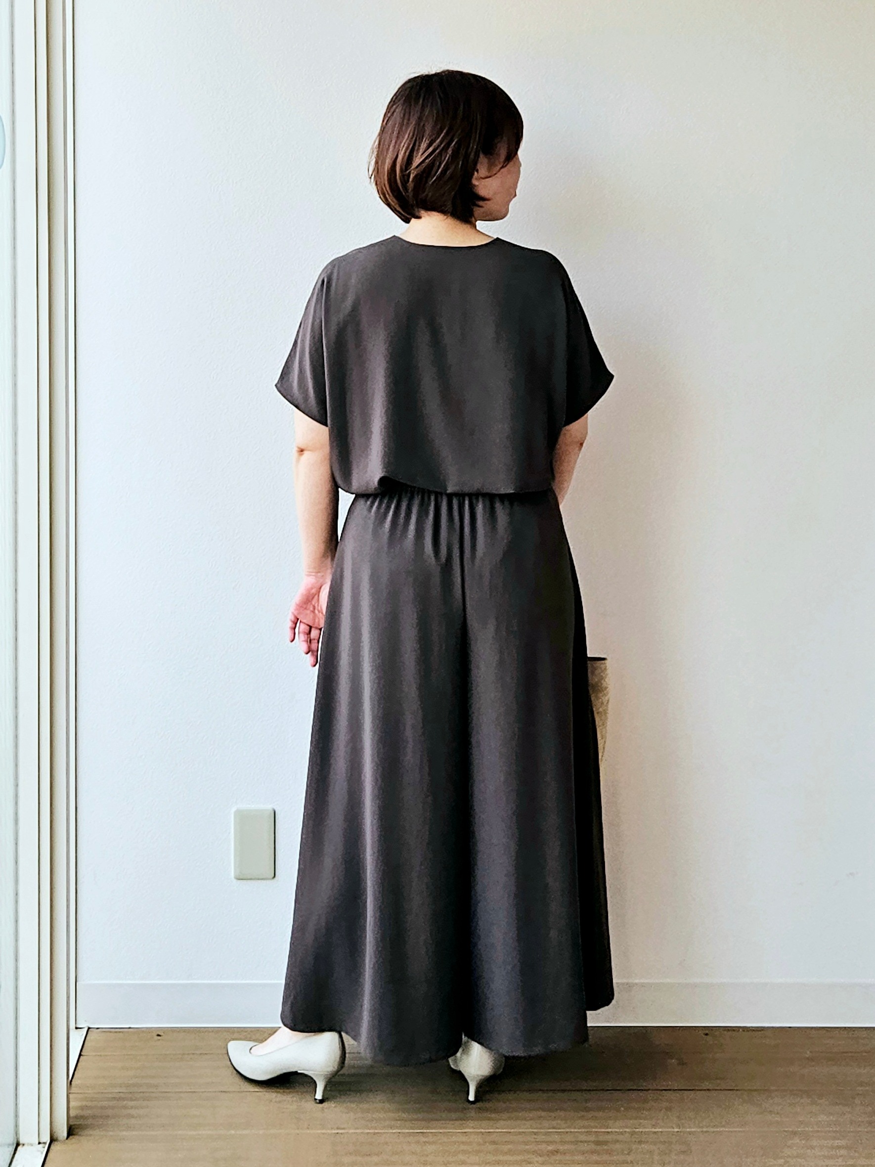 やじまさんの「UNTITLED｜【UV/接触冷感/セットアップ可】リラクシーキーVネックブラウス」を使ったコーディネート