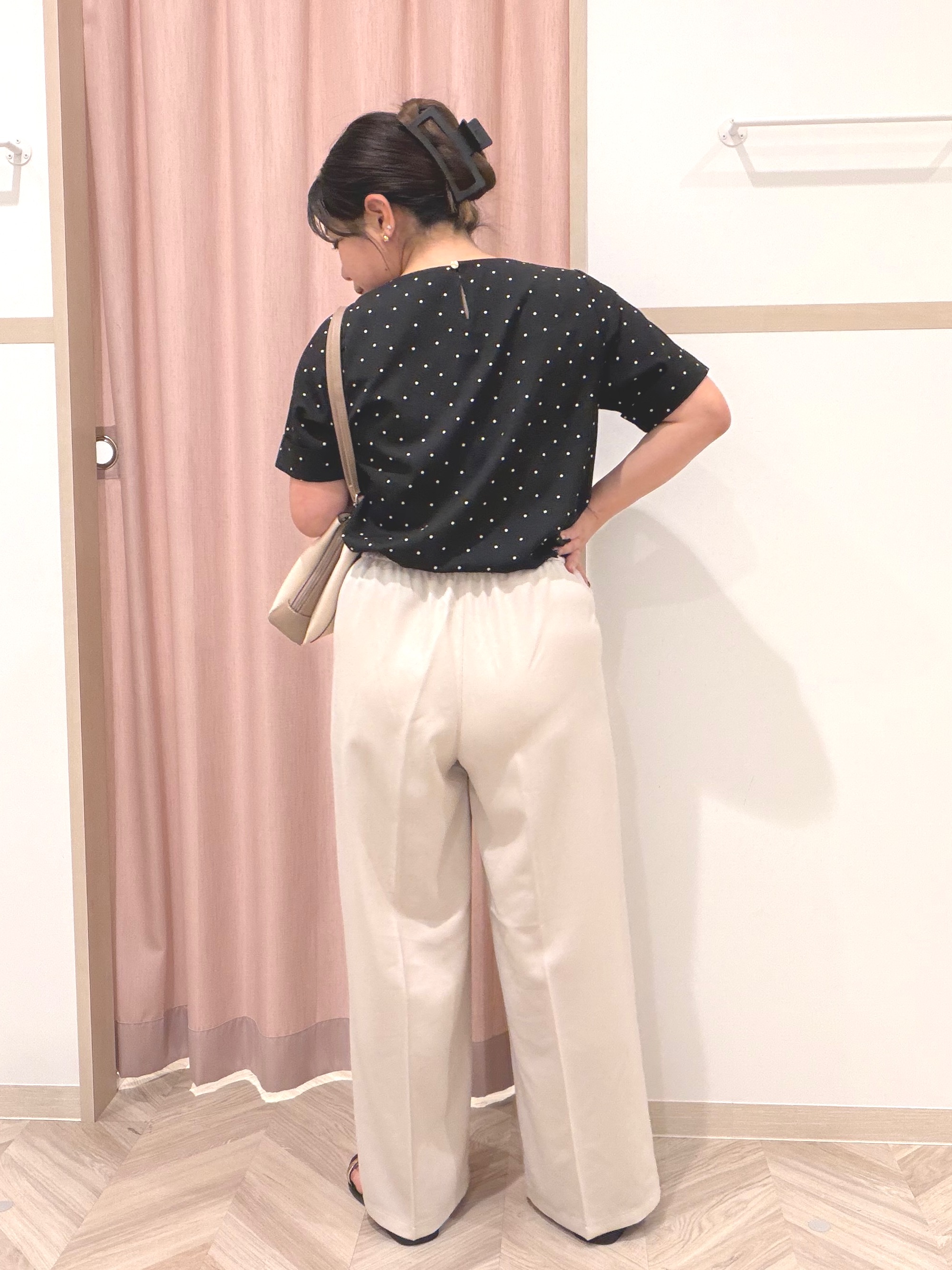 まちゃんなちゃんさんの「SHOO･LA･RUE｜【S-LL/洗濯機可】メタルバーがアクセント アクセいらずのドット柄ブラウス」を使ったコーディネート