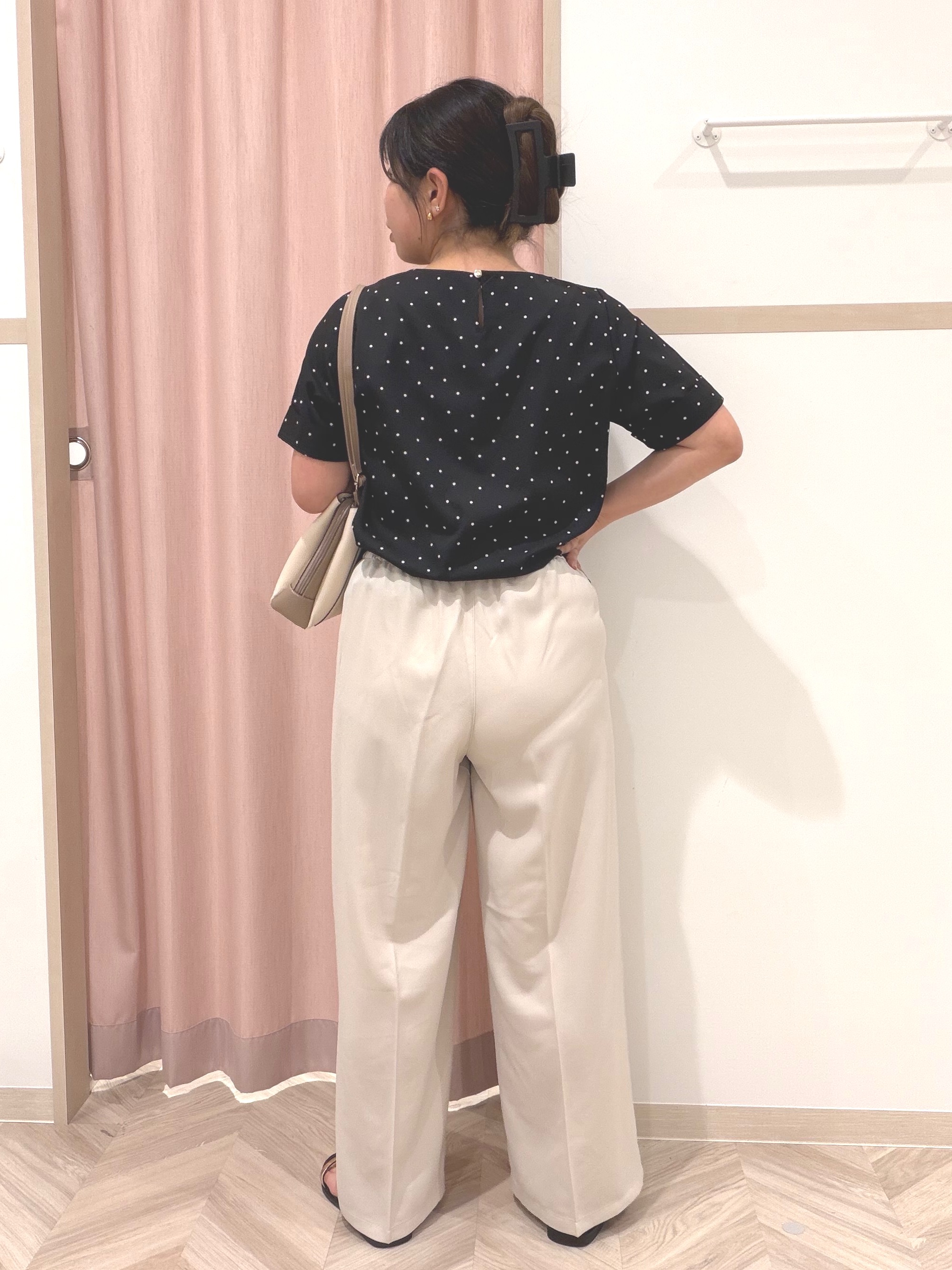 まちゃんなちゃんさんの「SHOO･LA･RUE｜【S-LL/洗濯機可】メタルバーがアクセント アクセいらずのドット柄ブラウス」を使ったコーディネート