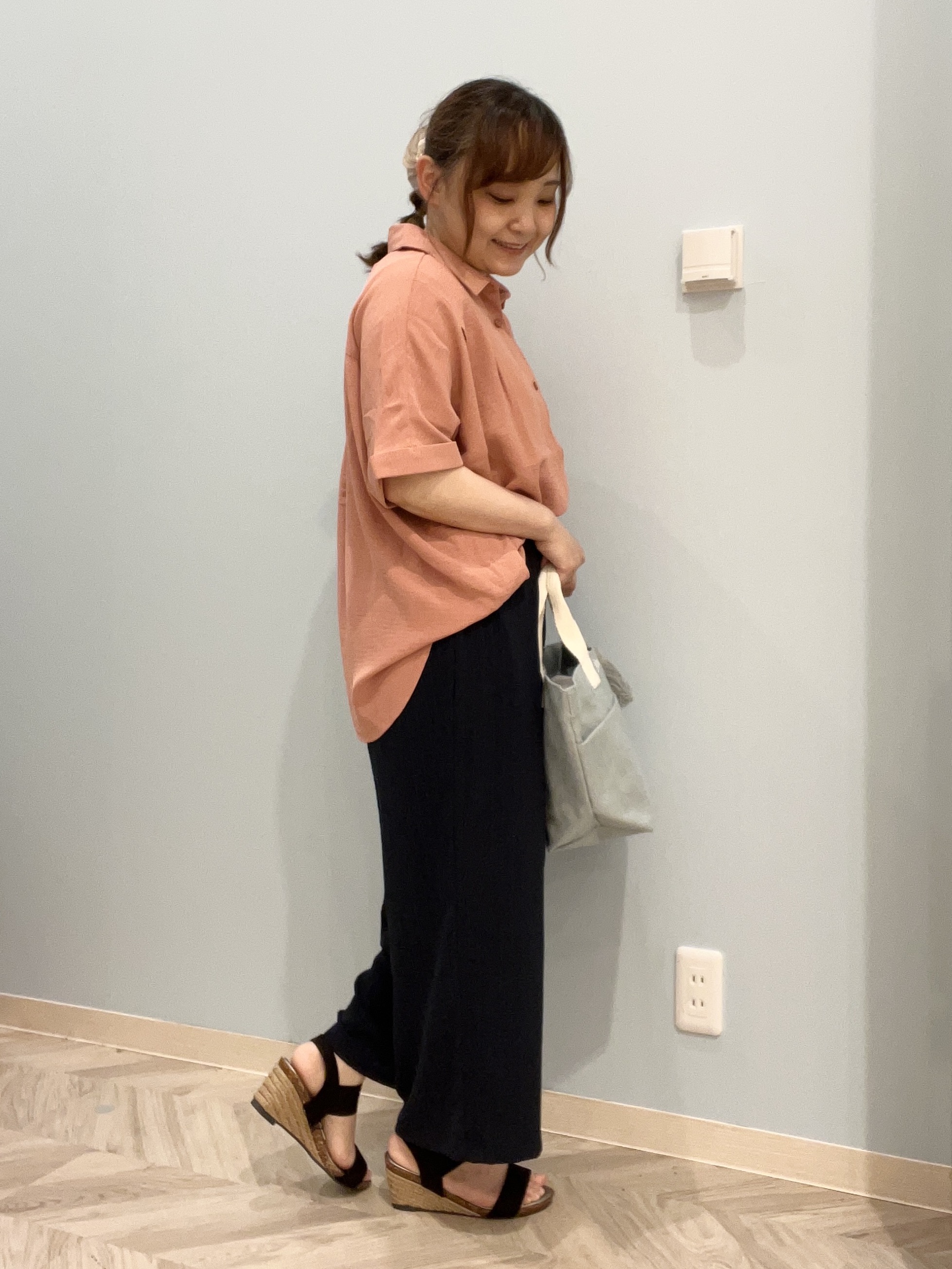 kitaさんの「SHOO･LA･RUE｜【ひんやり/洗濯機可/S-LL】肩タックとロールアップでこなれ見え デザイン半袖シャツ」を使ったコーディネート