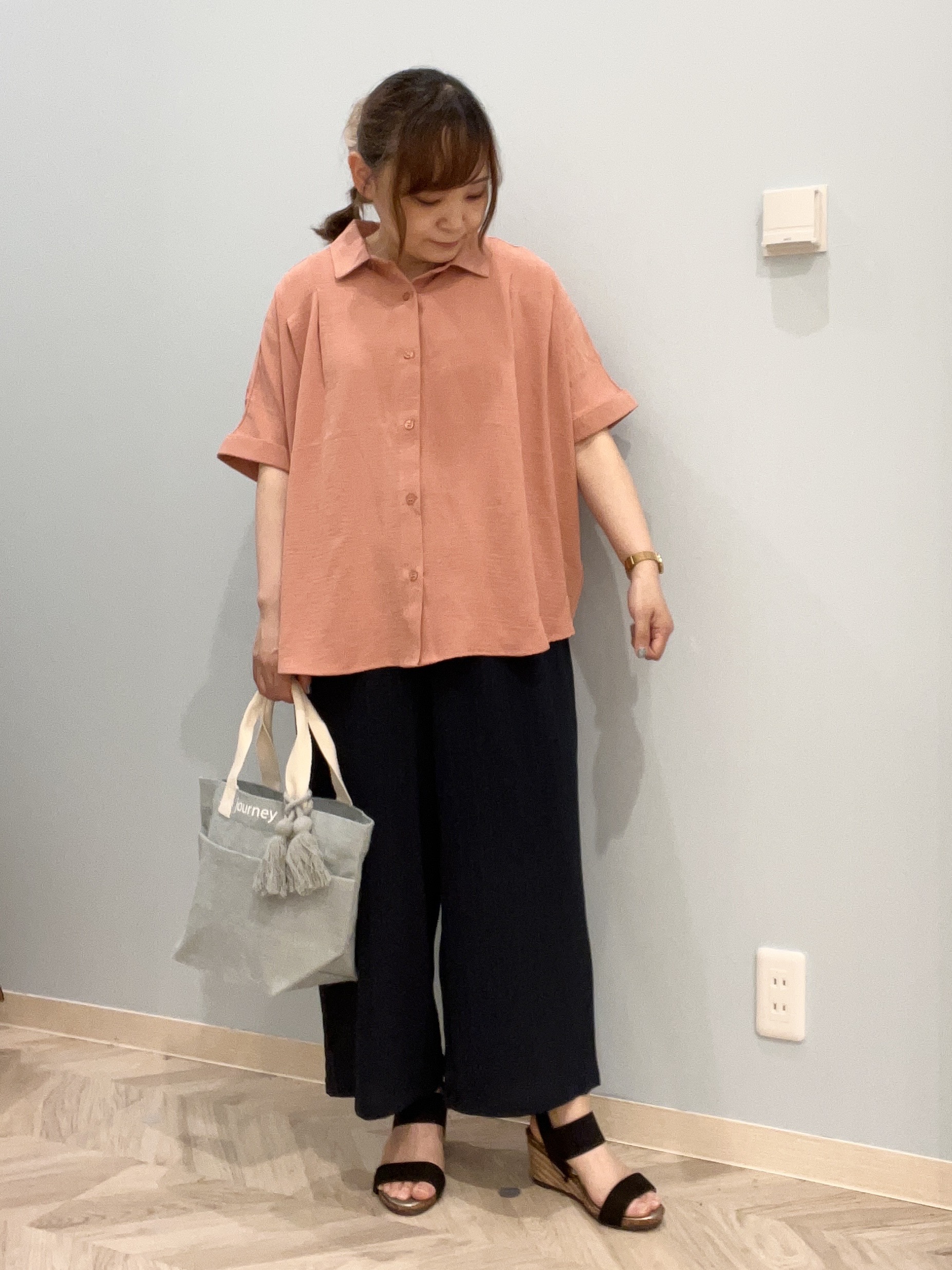kitaさんの「SHOO･LA･RUE｜【ひんやり/洗濯機可/S-LL】肩タックとロールアップでこなれ見え デザイン半袖シャツ」を使ったコーディネート