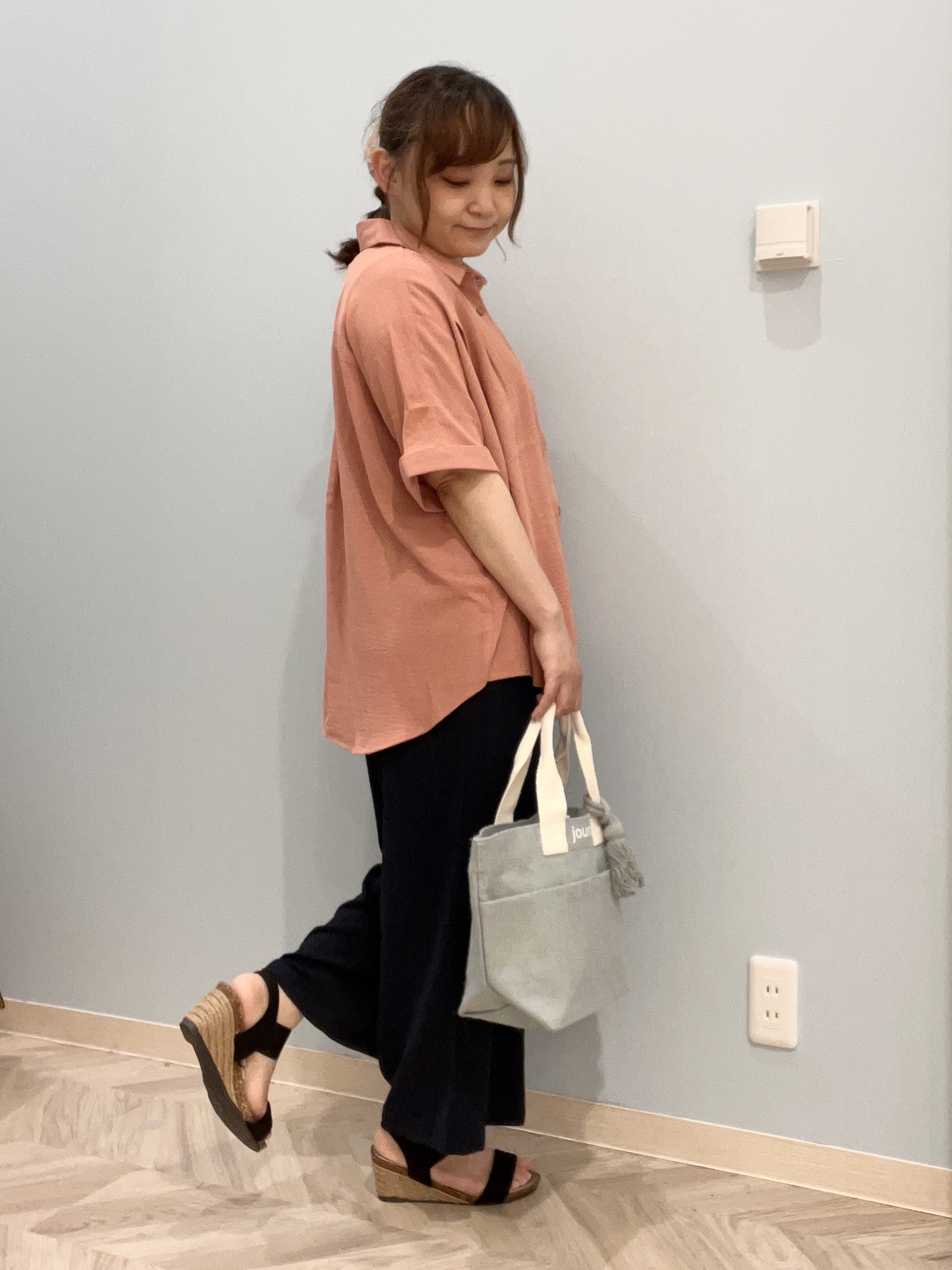 kitaさんの「SHOO･LA･RUE｜【ひんやり/洗濯機可/S-LL】肩タックとロールアップでこなれ見え デザイン半袖シャツ」を使ったコーディネート