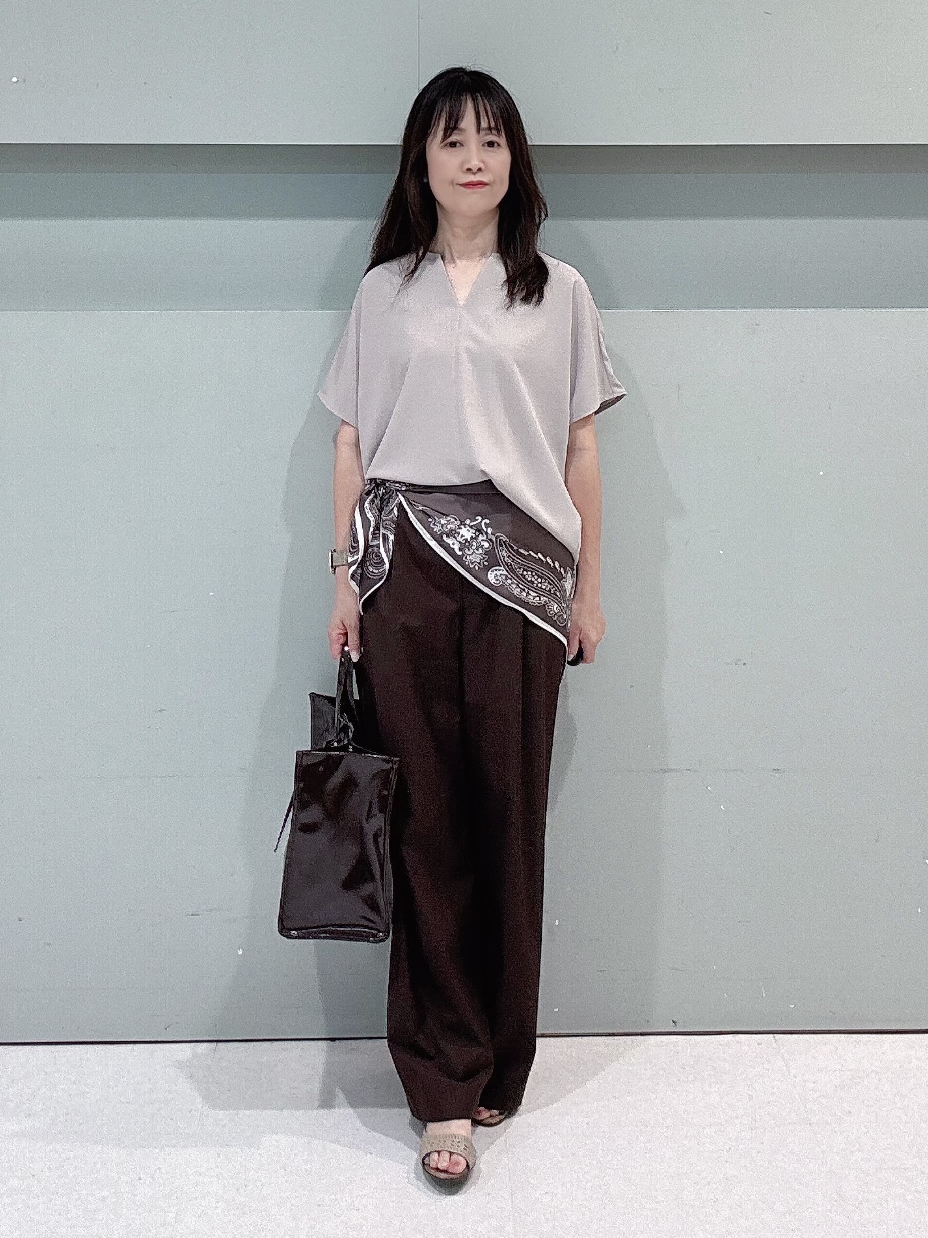 makiさんの「UNTITLED｜【UV/接触冷感/セットアップ可】リラクシーキーVネックブラウス」を使ったコーディネート