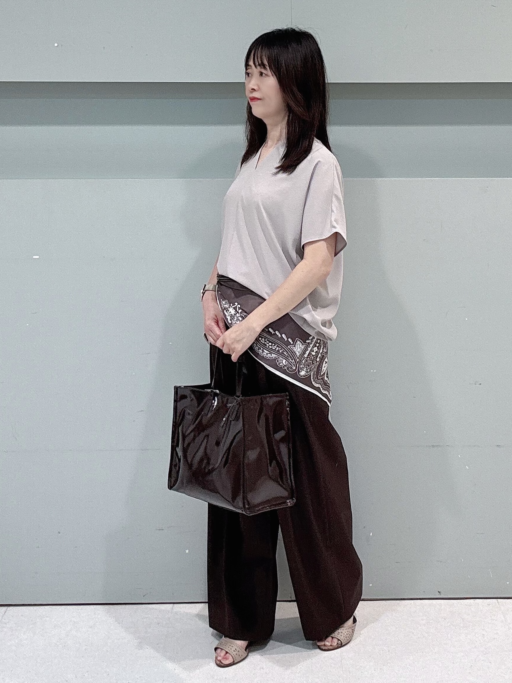makiさんの「UNTITLED｜【UV/接触冷感/セットアップ可】リラクシーキーVネックブラウス」を使ったコーディネート