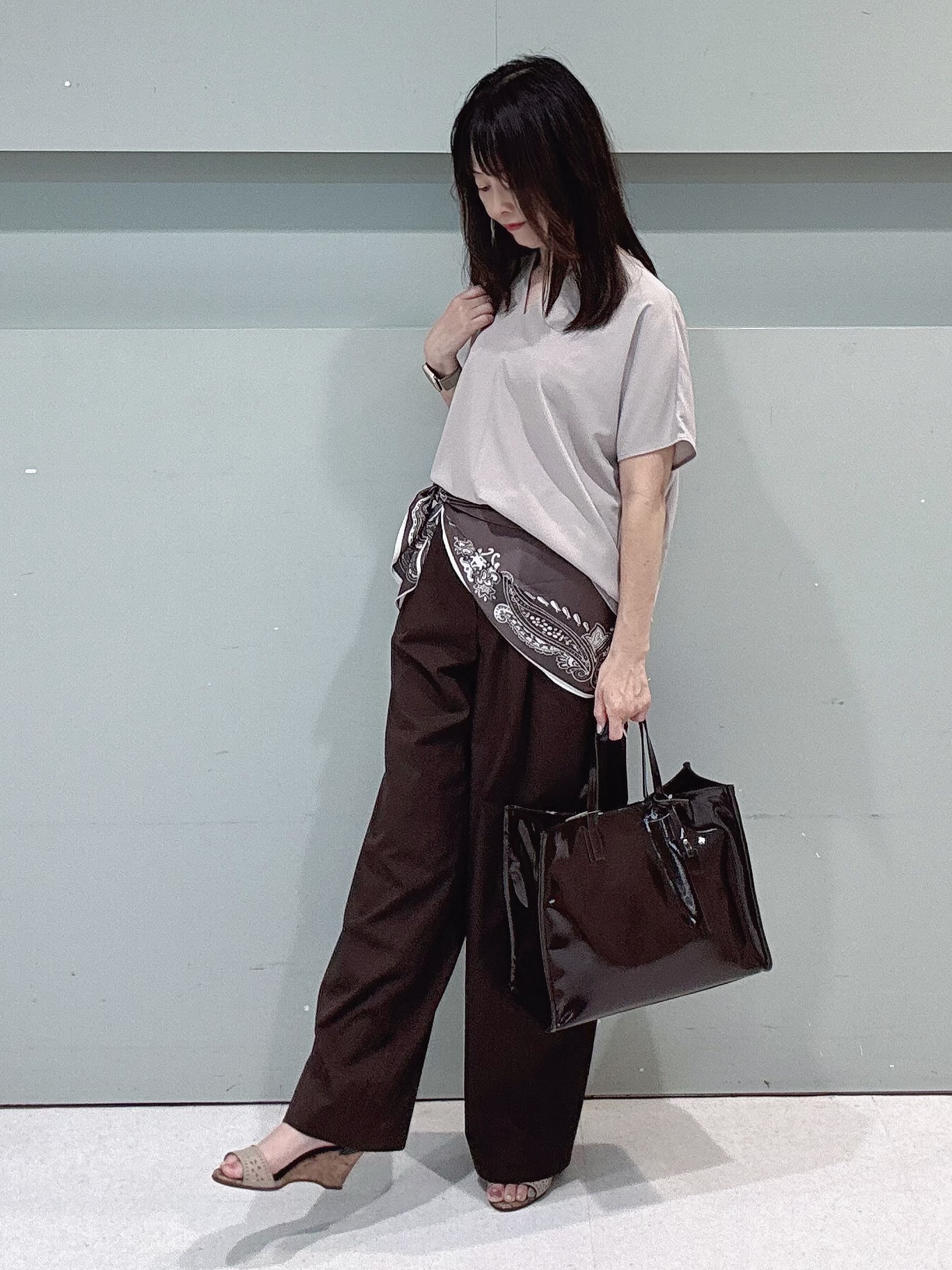 makiさんの「UNTITLED｜【UV/接触冷感/セットアップ可】リラクシーキーVネックブラウス」を使ったコーディネート