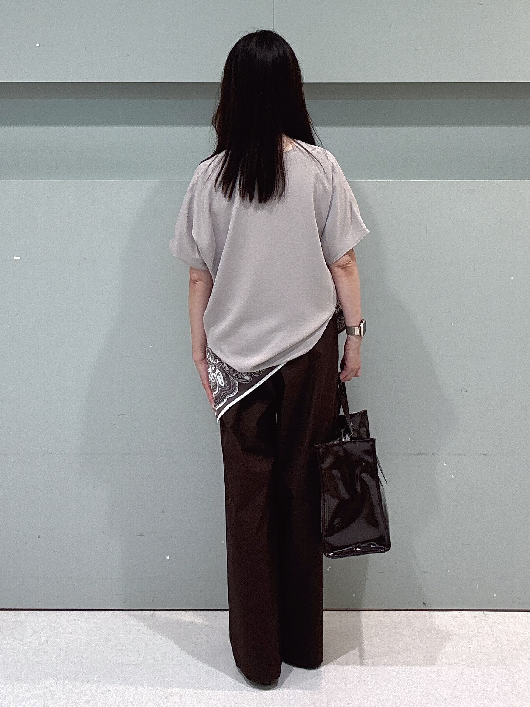 makiさんの「UNTITLED｜【UV/接触冷感/セットアップ可】リラクシーキーVネックブラウス」を使ったコーディネート