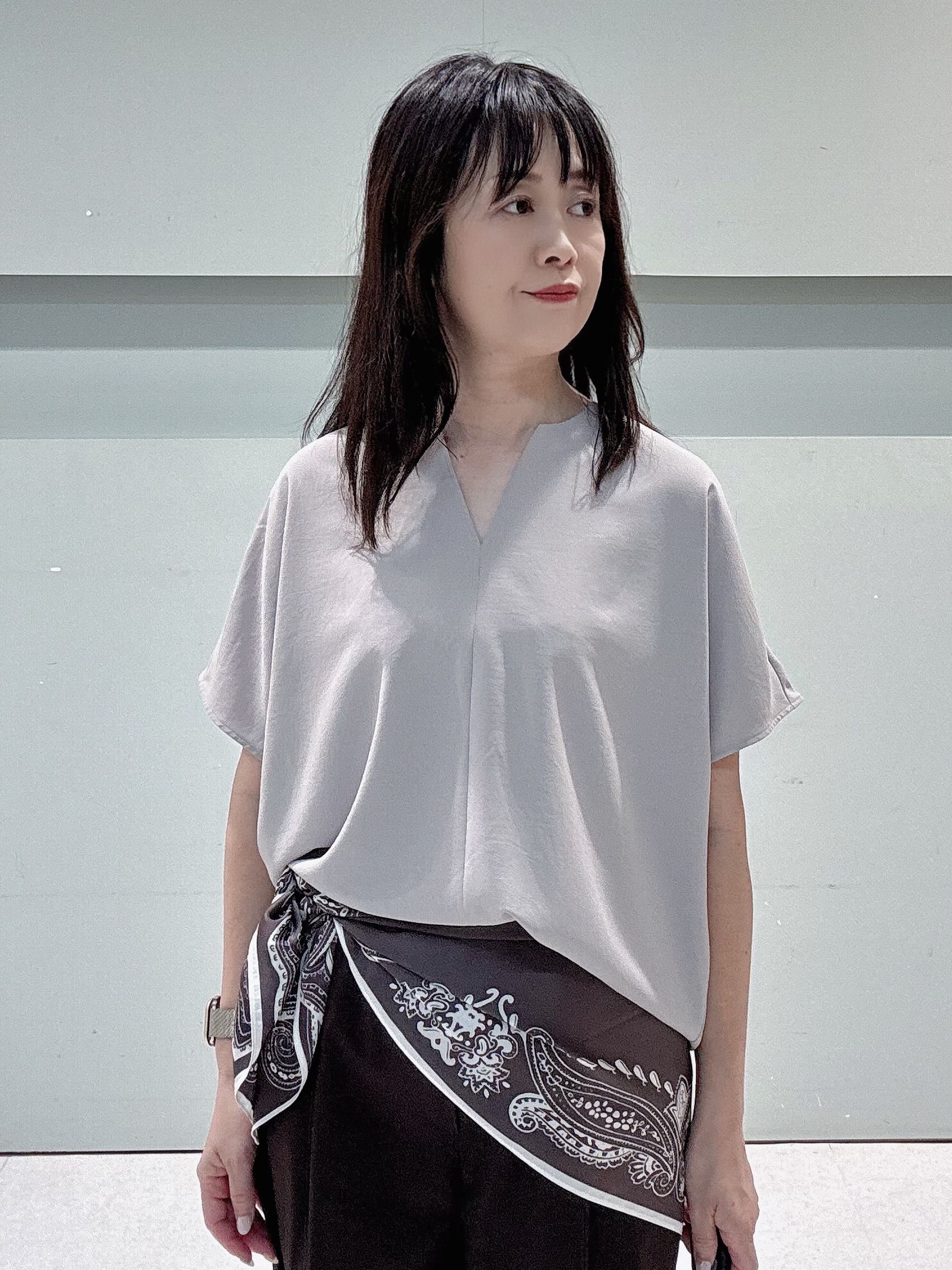 makiさんの「UNTITLED｜【UV/接触冷感/セットアップ可】リラクシーキーVネックブラウス」を使ったコーディネート
