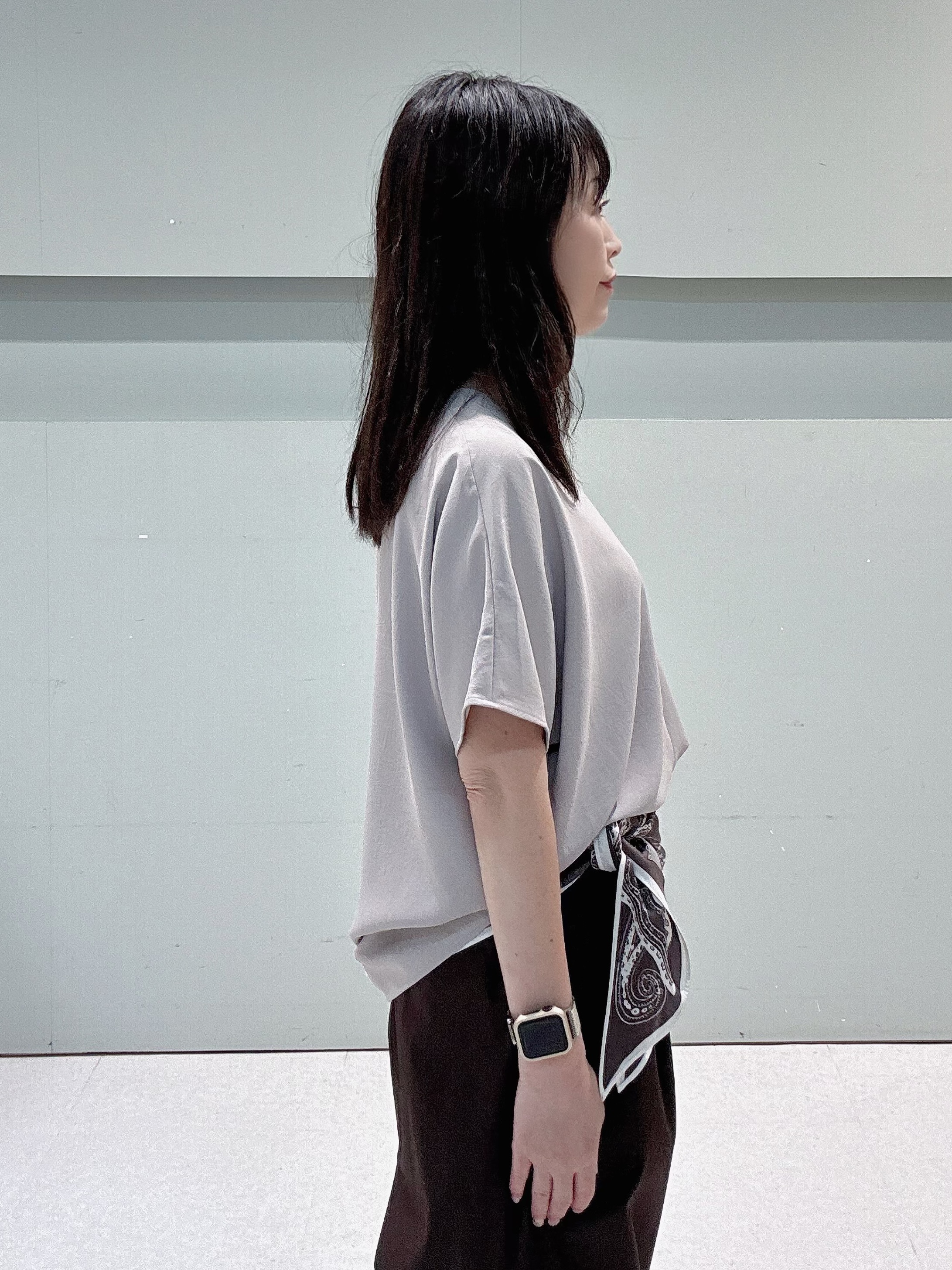 makiさんの「UNTITLED｜【UV/接触冷感/セットアップ可】リラクシーキーVネックブラウス」を使ったコーディネート