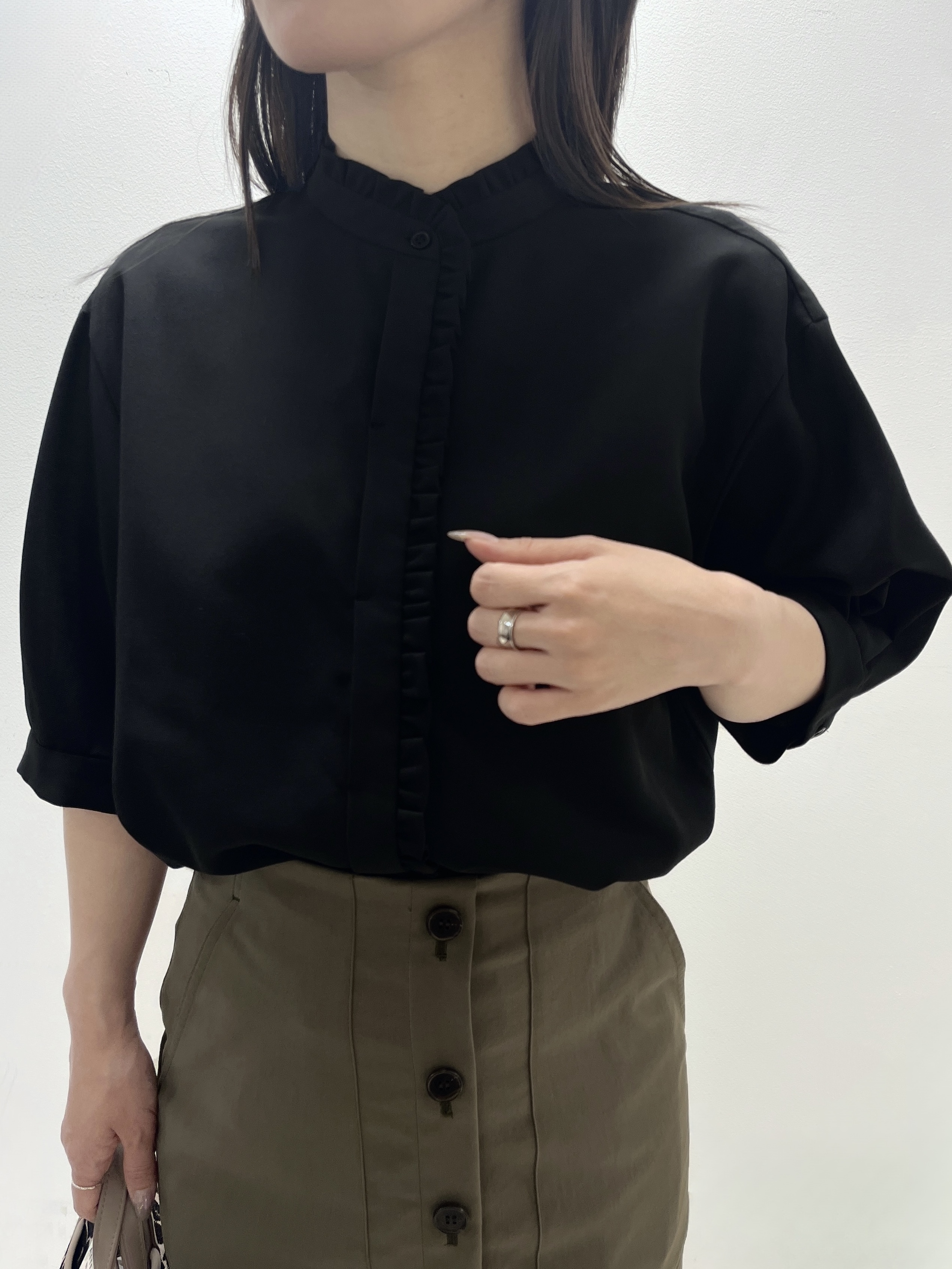 Ukiさんの「UNTITLED｜【接触冷感/通気性/洗える】スタンドカラーフリルブラウス」を使ったコーディネート