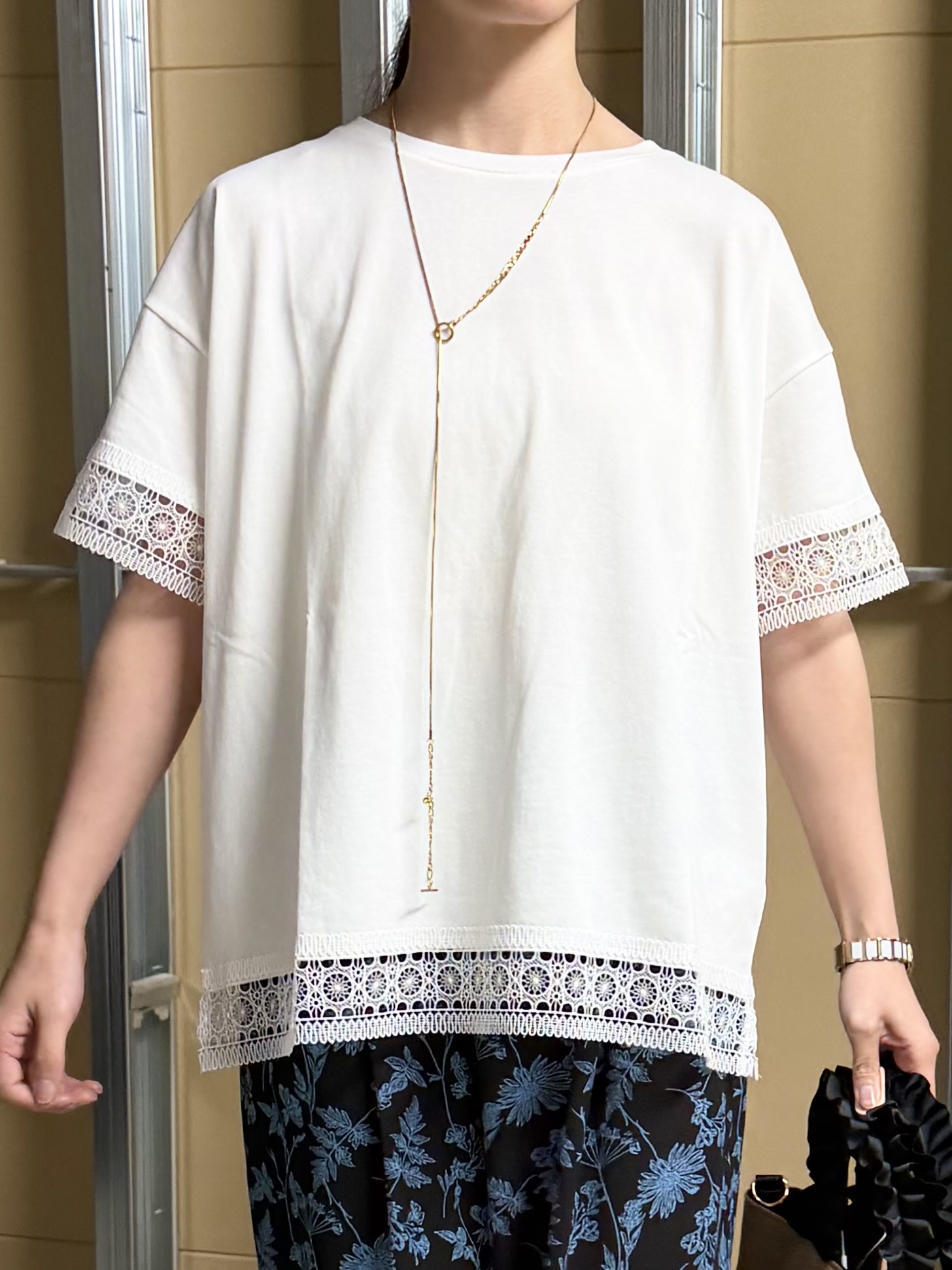 sahoさんの「THE SHOP TK｜【インせず着られる】モチーフレース切替Tシャツ」を使ったコーディネート