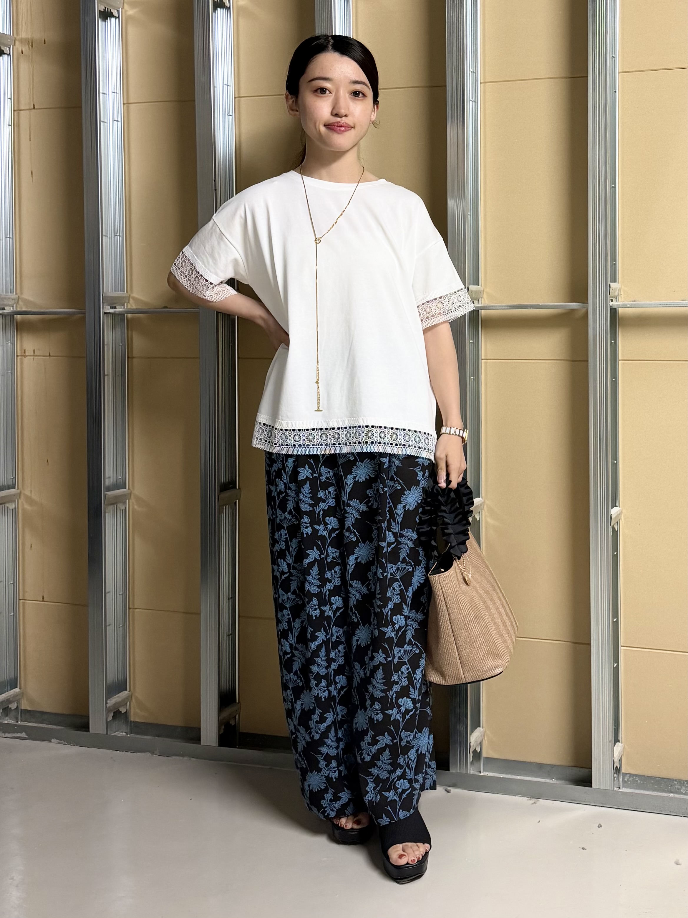sahoさんの「THE SHOP TK｜【インせず着られる】モチーフレース切替Tシャツ」を使ったコーディネート