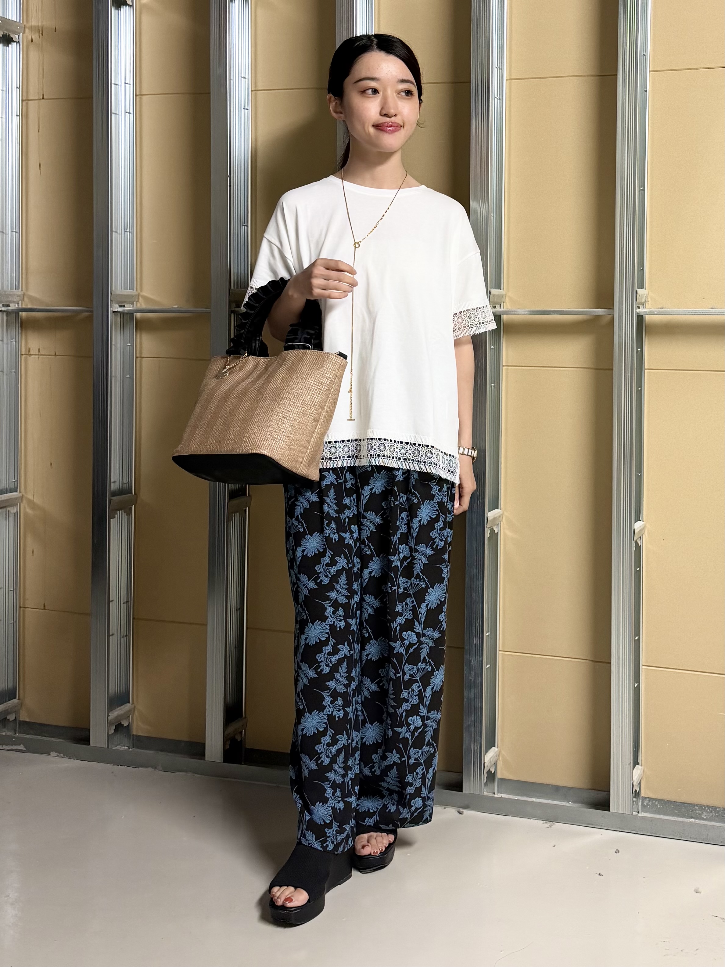 sahoさんの「THE SHOP TK｜【インせず着られる】モチーフレース切替Tシャツ」を使ったコーディネート