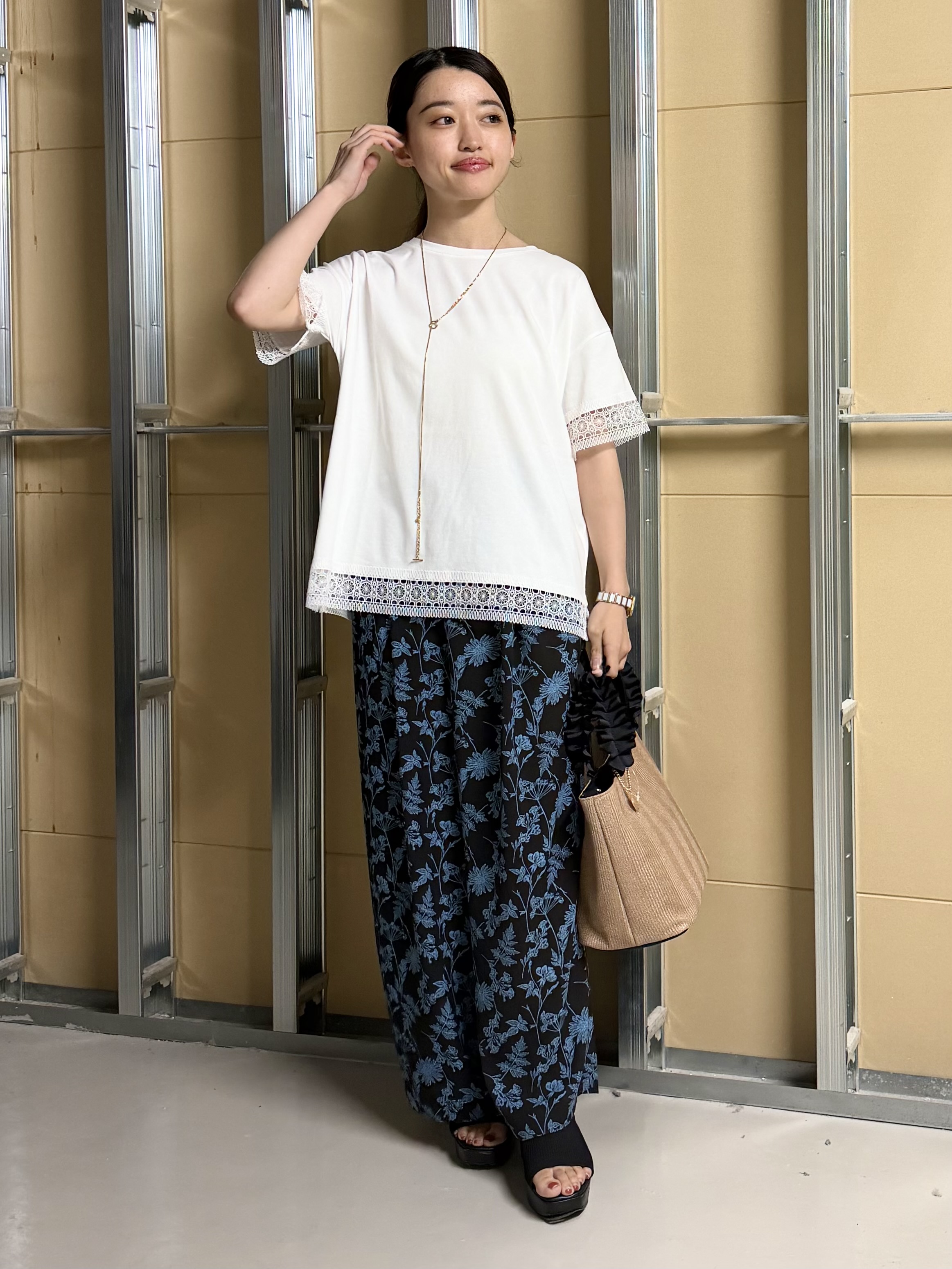 sahoさんの「THE SHOP TK｜【インせず着られる】モチーフレース切替Tシャツ」を使ったコーディネート