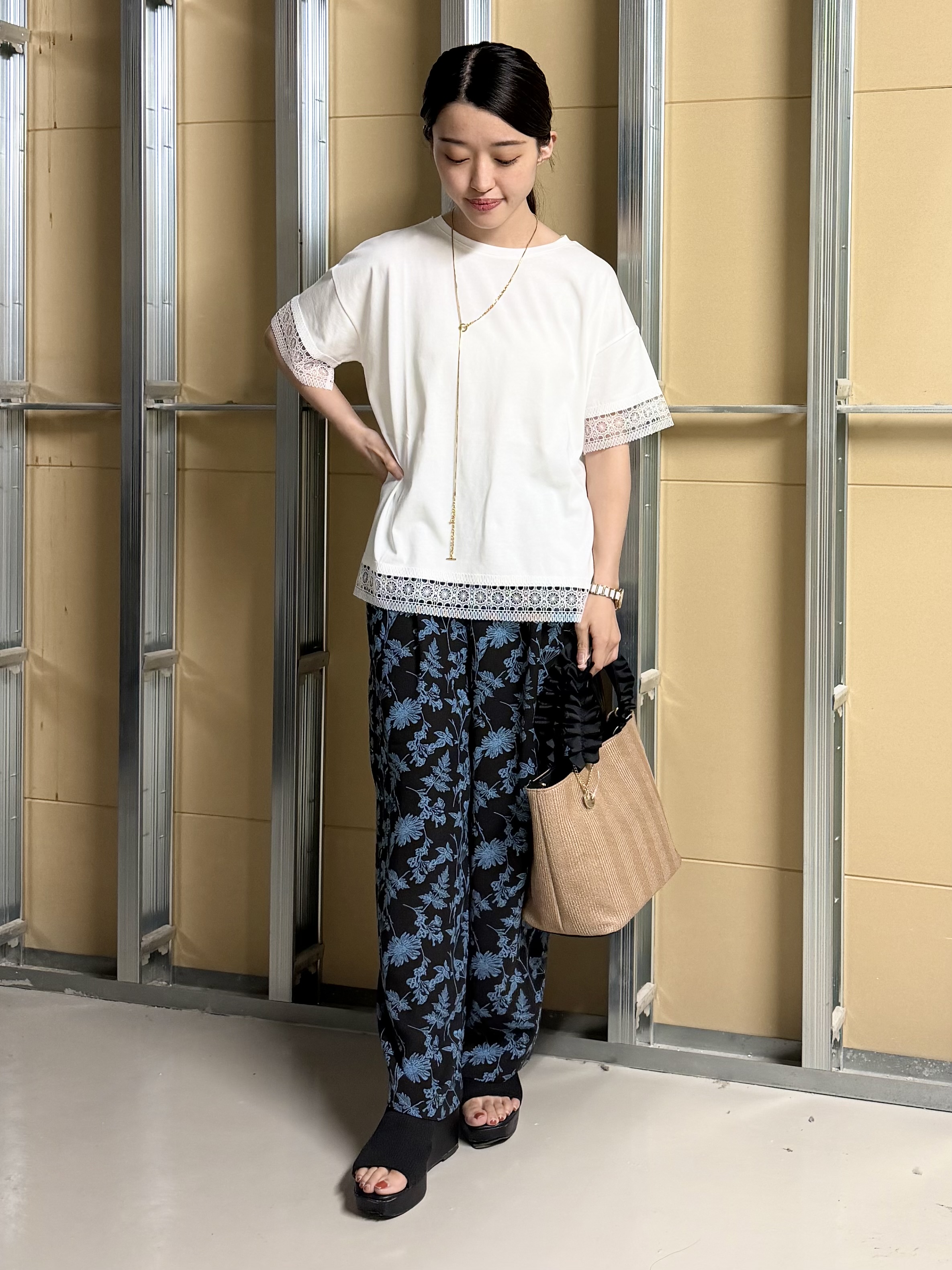 sahoさんの「THE SHOP TK｜【インせず着られる】モチーフレース切替Tシャツ」を使ったコーディネート