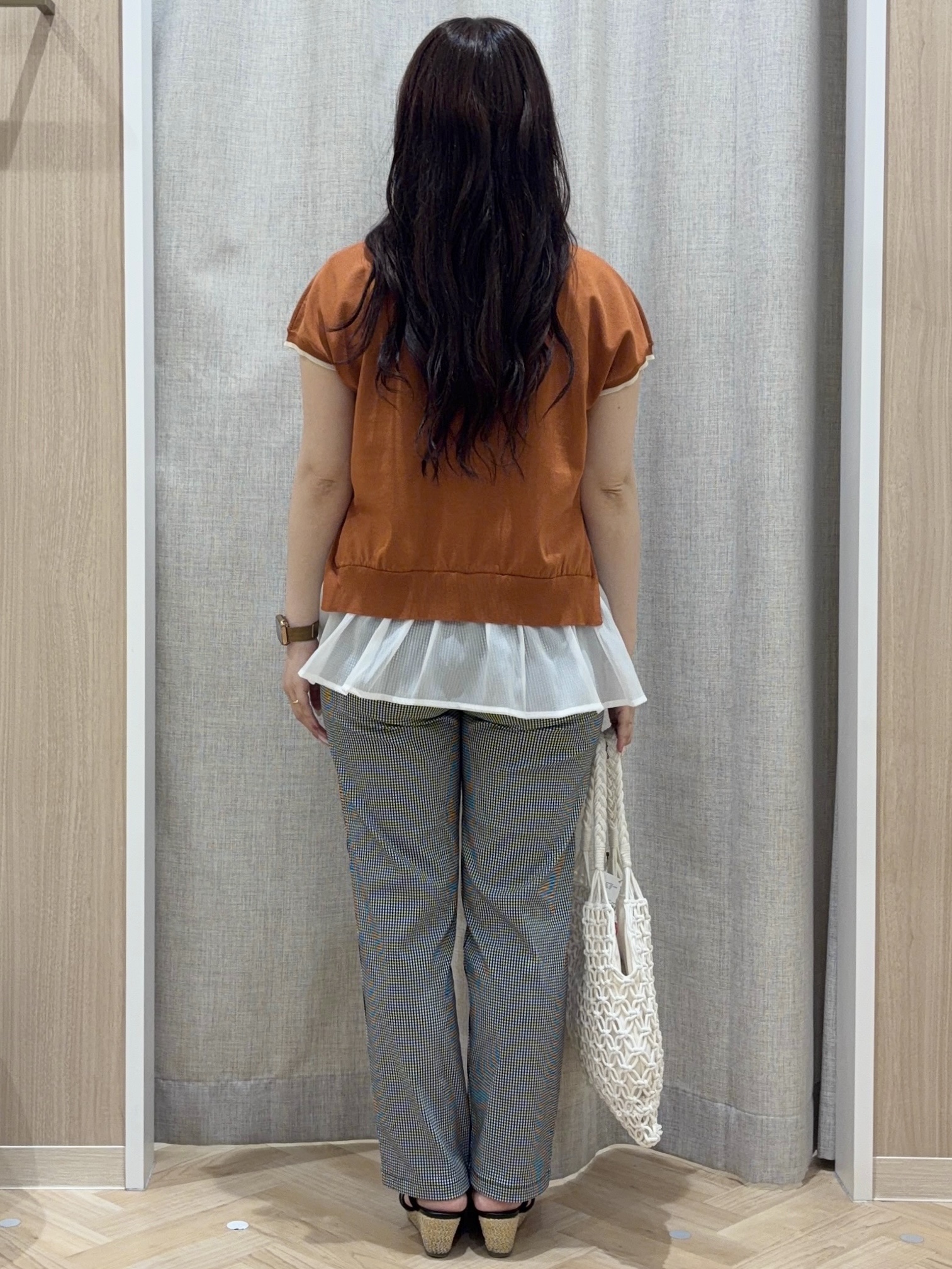 minamiさんの「grove｜人気デザインが夏verで登場！【体型カバー】裾レイヤードニット」を使ったコーディネート