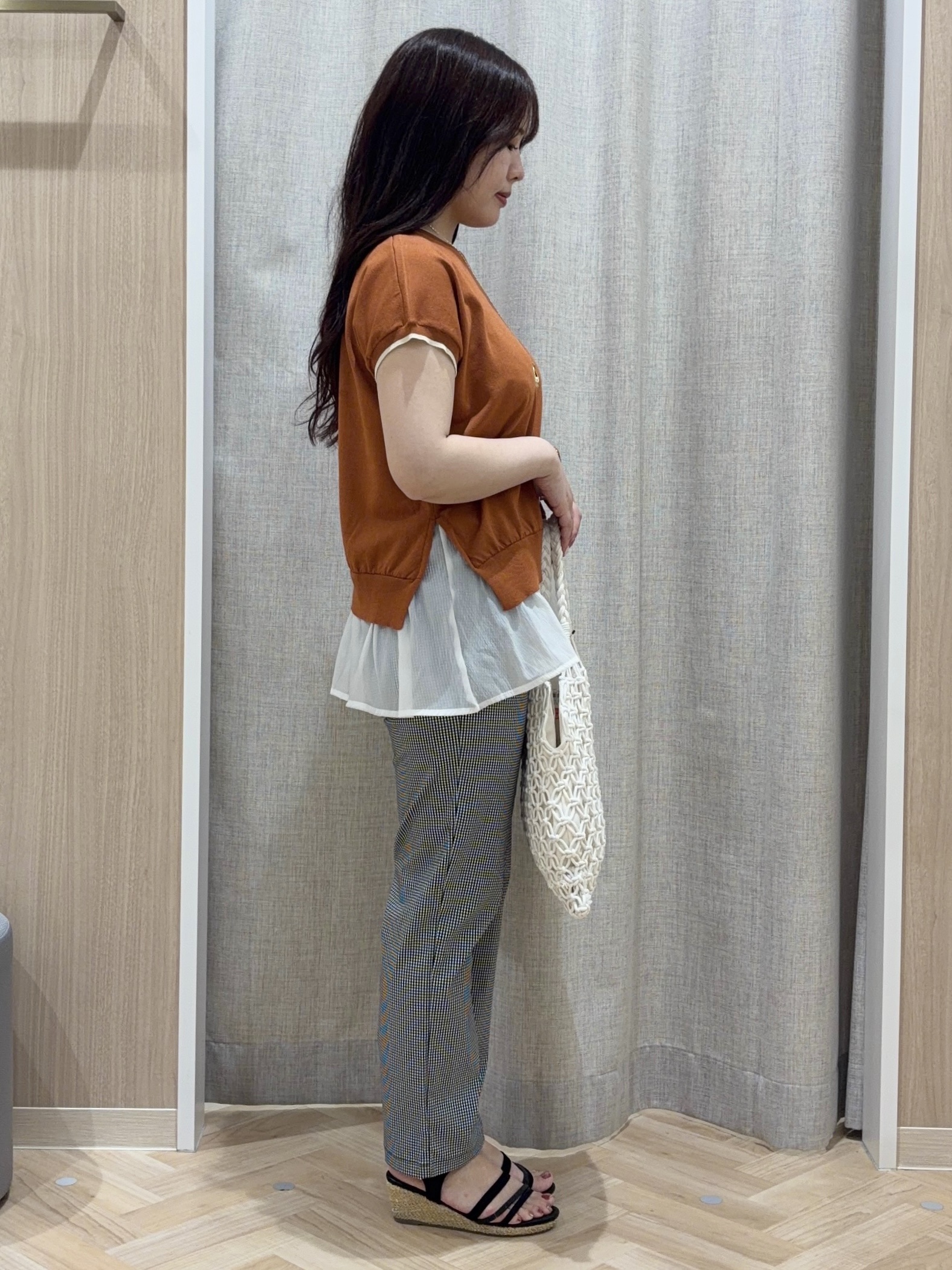minamiさんの「grove｜人気デザインが夏verで登場！【体型カバー】裾レイヤードニット」を使ったコーディネート