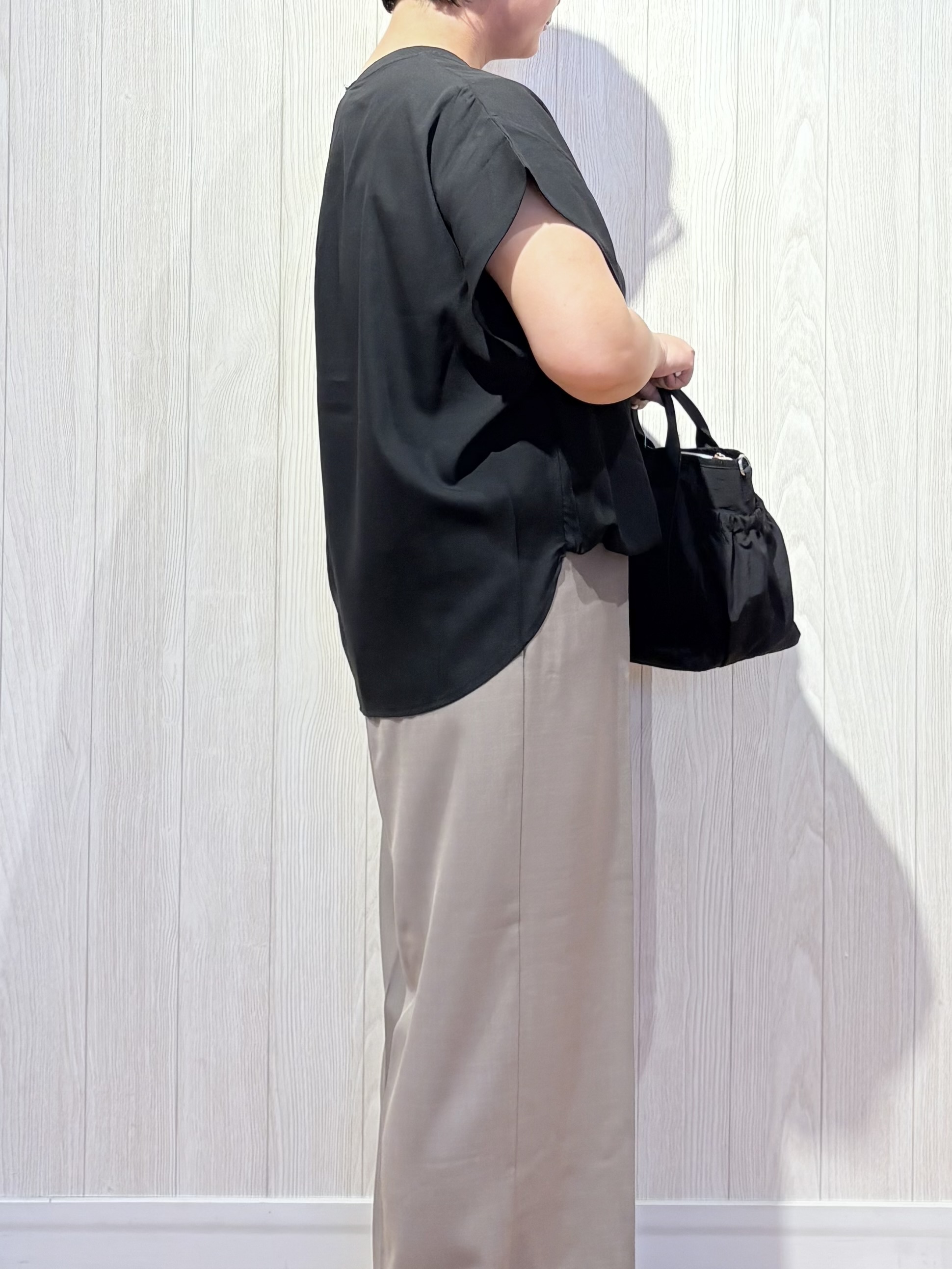 砂糖さんの「SHOO･LA･RUE｜【洗濯機可/体型カバー】インせずこなれる ふんわり裾バルーントップス」を使ったコーディネート