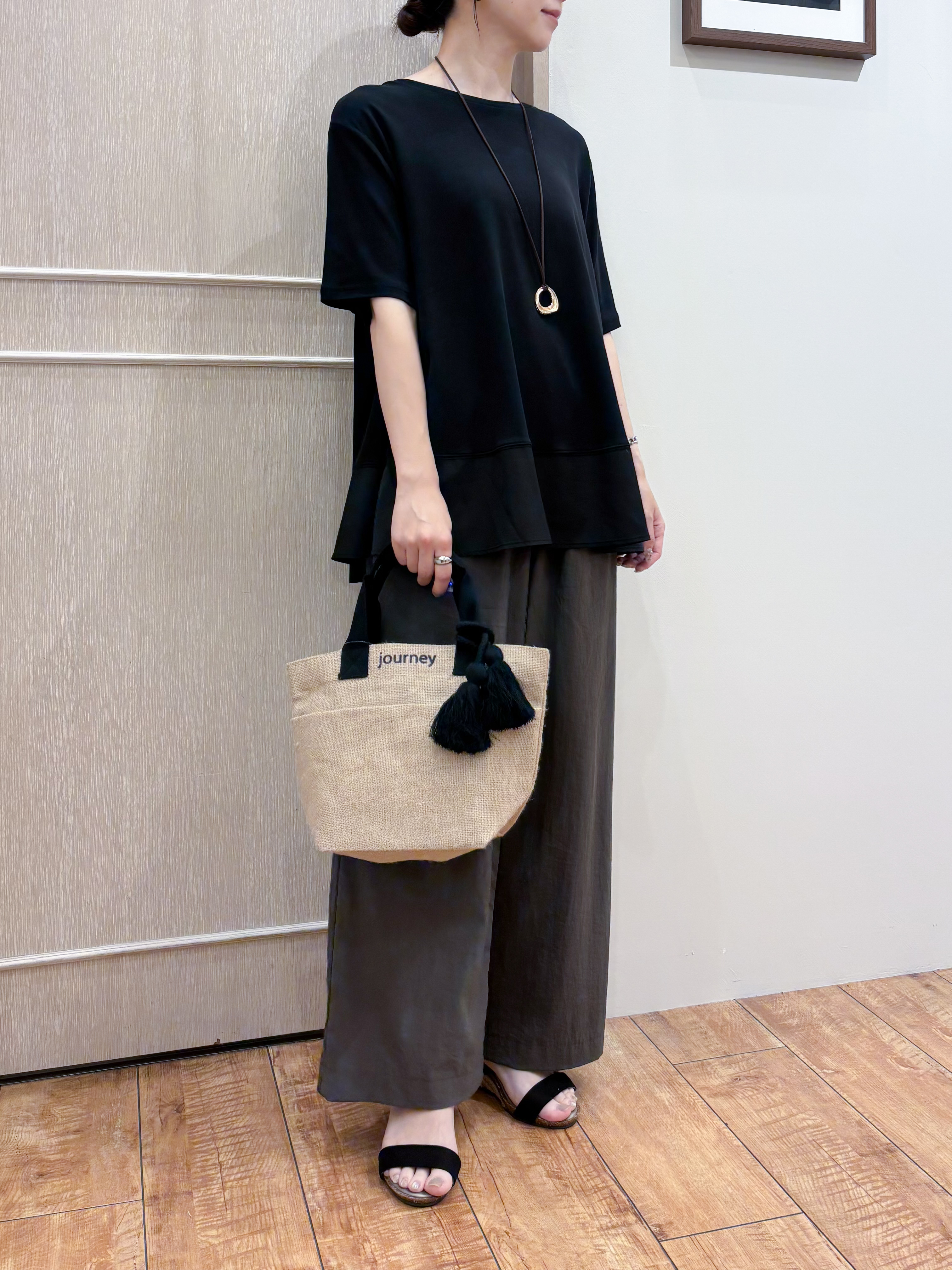 なみさんの「SHOO･LA･RUE｜【ひんやり/UV/抗菌防臭】体型カバーも叶う 裾切り替えAライントップス」を使ったコーディネート