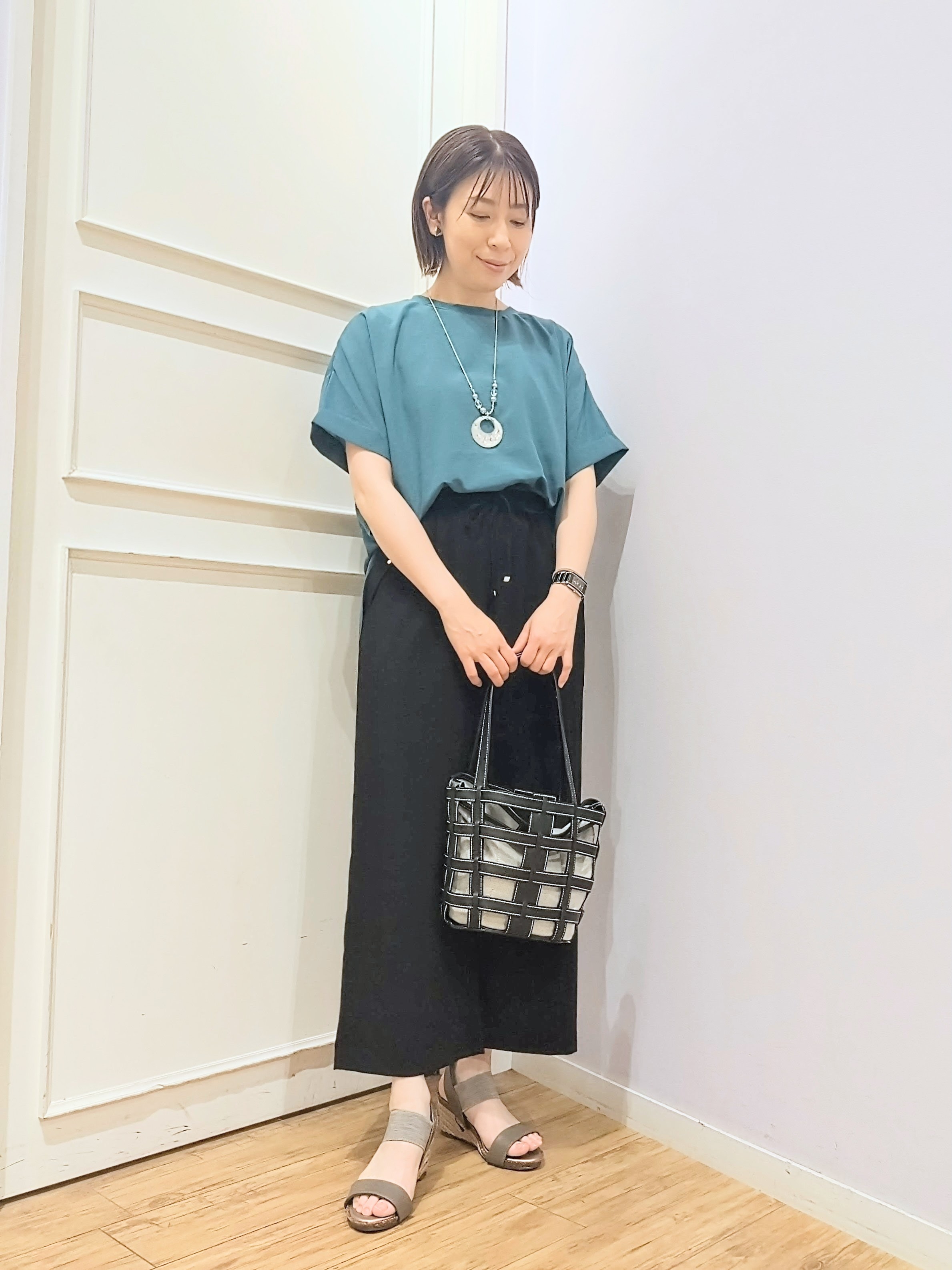 miomioさんの「SHOO･LA･RUE｜【ひんやり/着丈選べる/体型カバー】洗濯後しわになりにくい さらさらドルマンブラウス」を使ったコーディネート