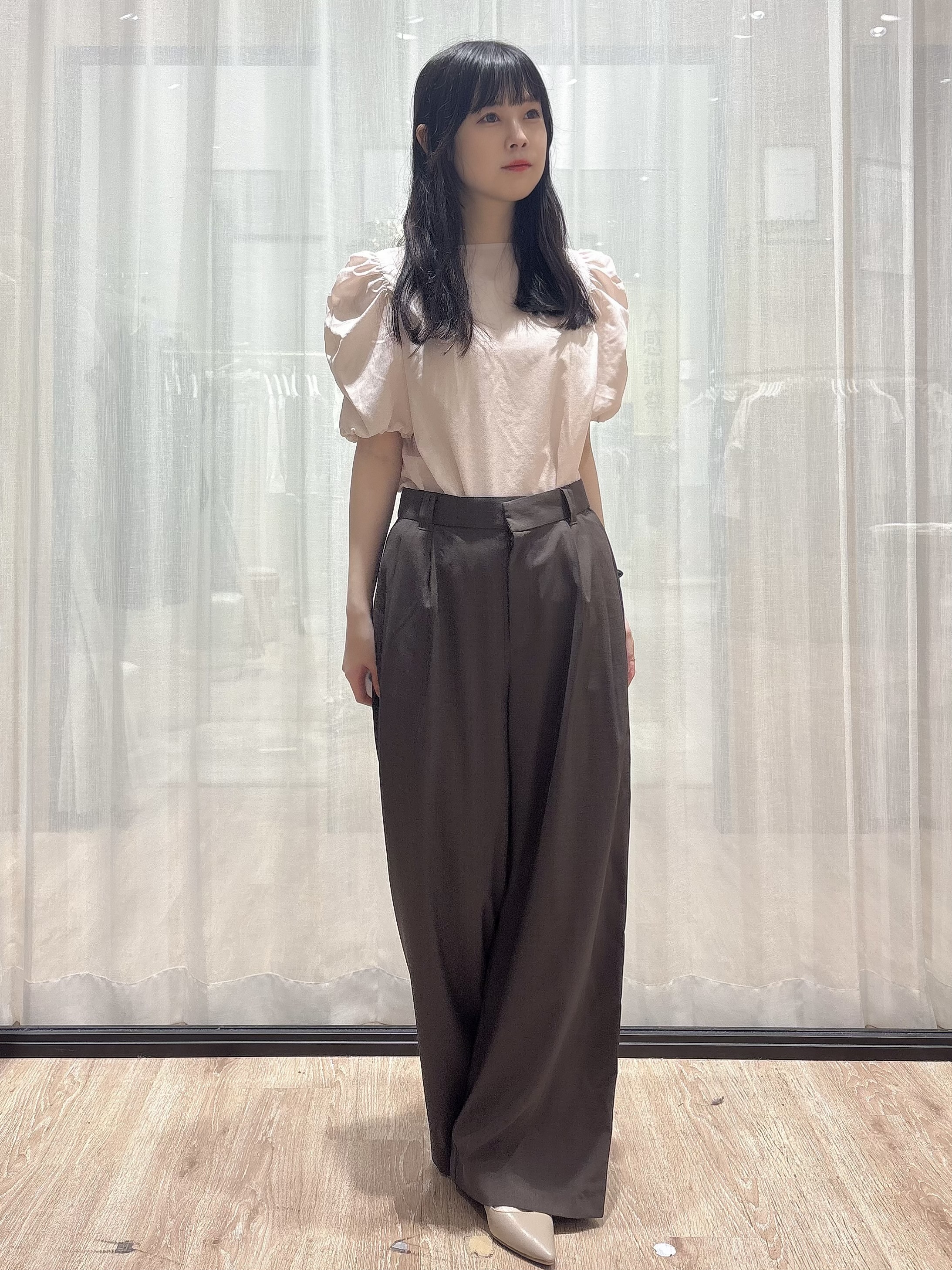 ぞうげさんの「OPAQUE.CLIP｜【接触冷感／防シワ】シャーリングスリーブブラウス《洗濯機OK》」を使ったコーディネート