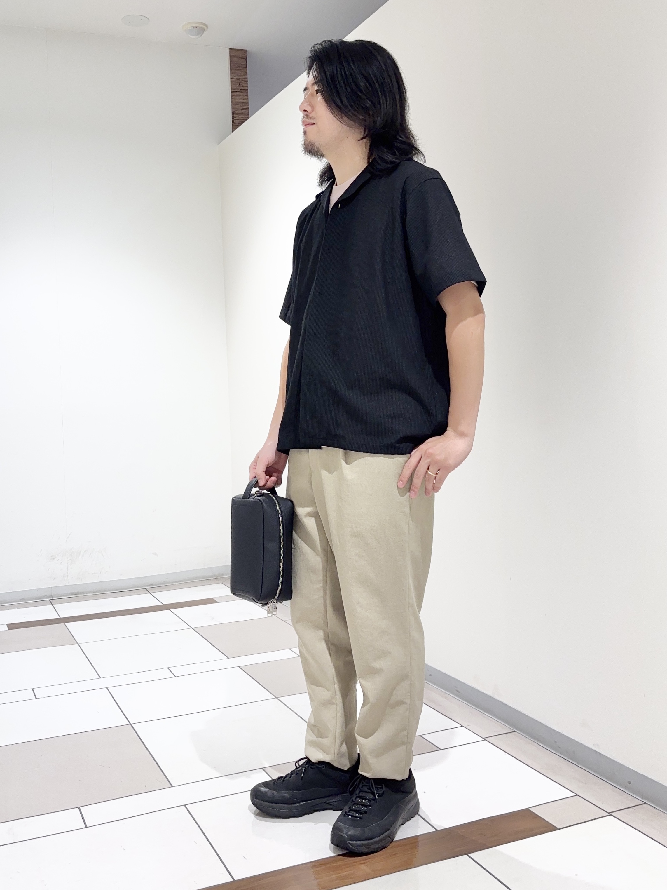 及川さんの「TAKEO KIKUCHI｜【通気性】トリコットサッカー オープンカラー シャツ」を使ったコーディネート