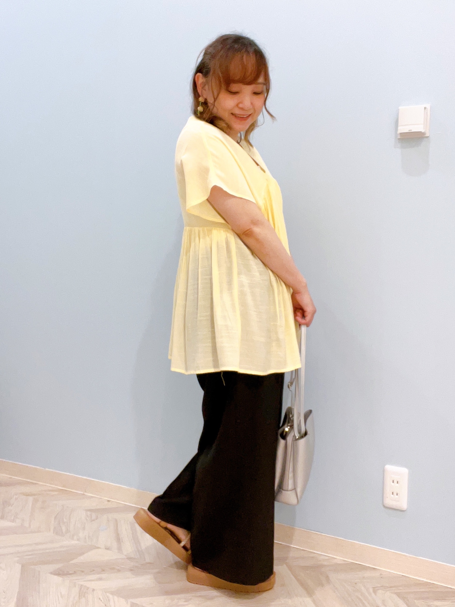 kitaさんの「SHOO･LA･RUE｜【ひんやり/UV/体型カバー】インせず着られる Vネックギャザーブラウス」を使ったコーディネート