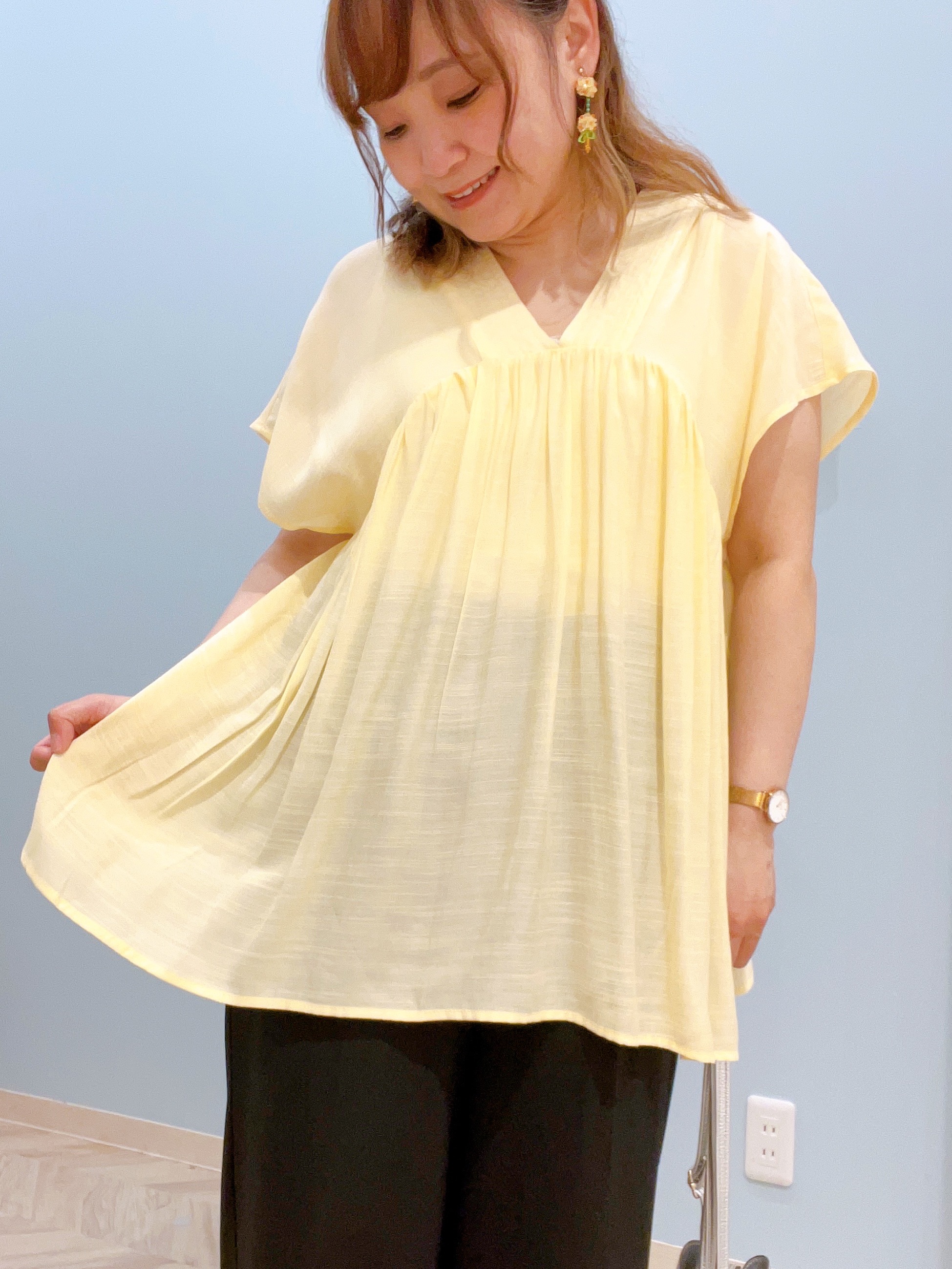 kitaさんの「SHOO･LA･RUE｜【ひんやり/UV/体型カバー】インせず着られる Vネックギャザーブラウス」を使ったコーディネート
