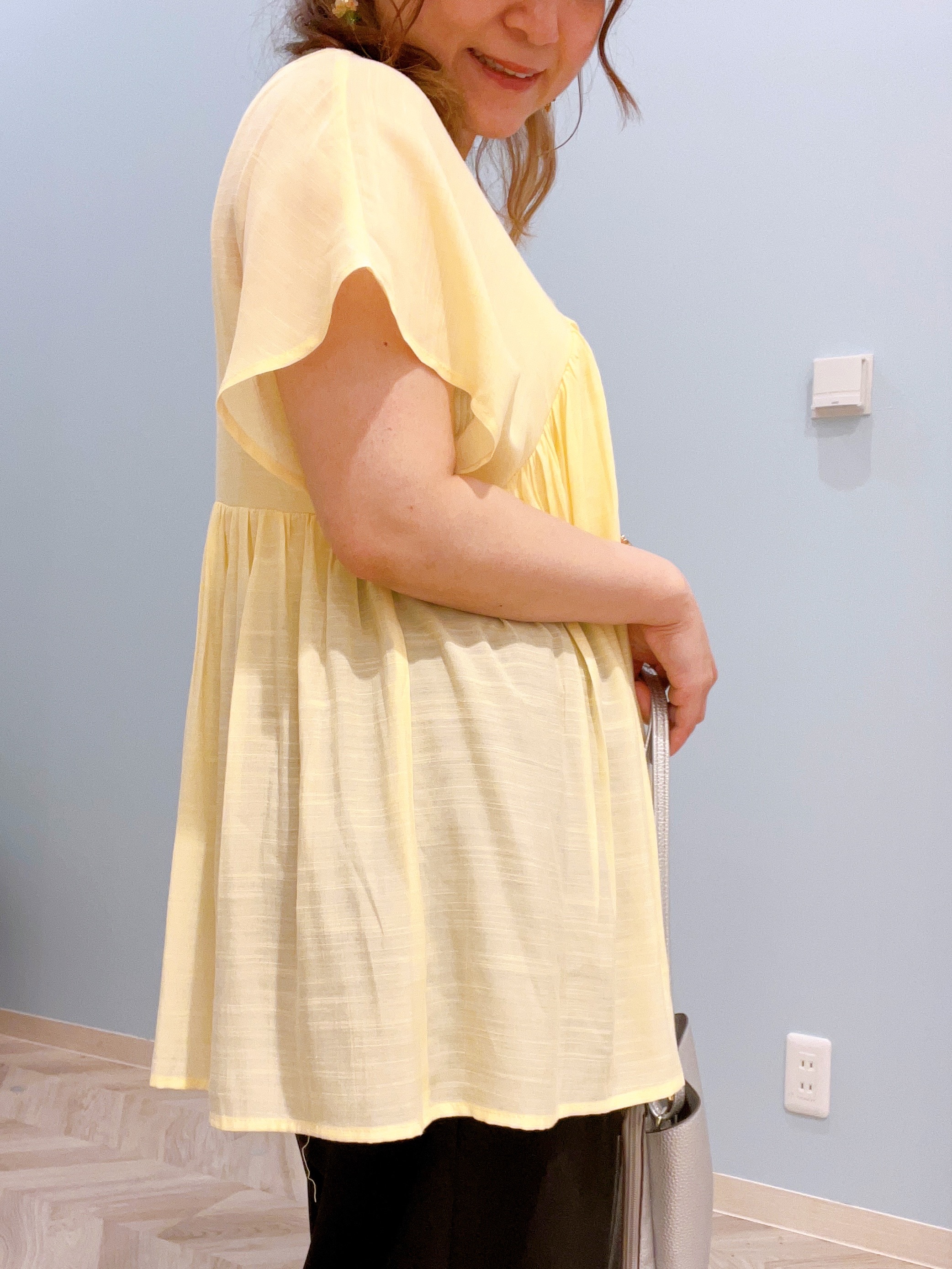 kitaさんの「SHOO･LA･RUE｜【ひんやり/UV/体型カバー】インせず着られる Vネックギャザーブラウス」を使ったコーディネート