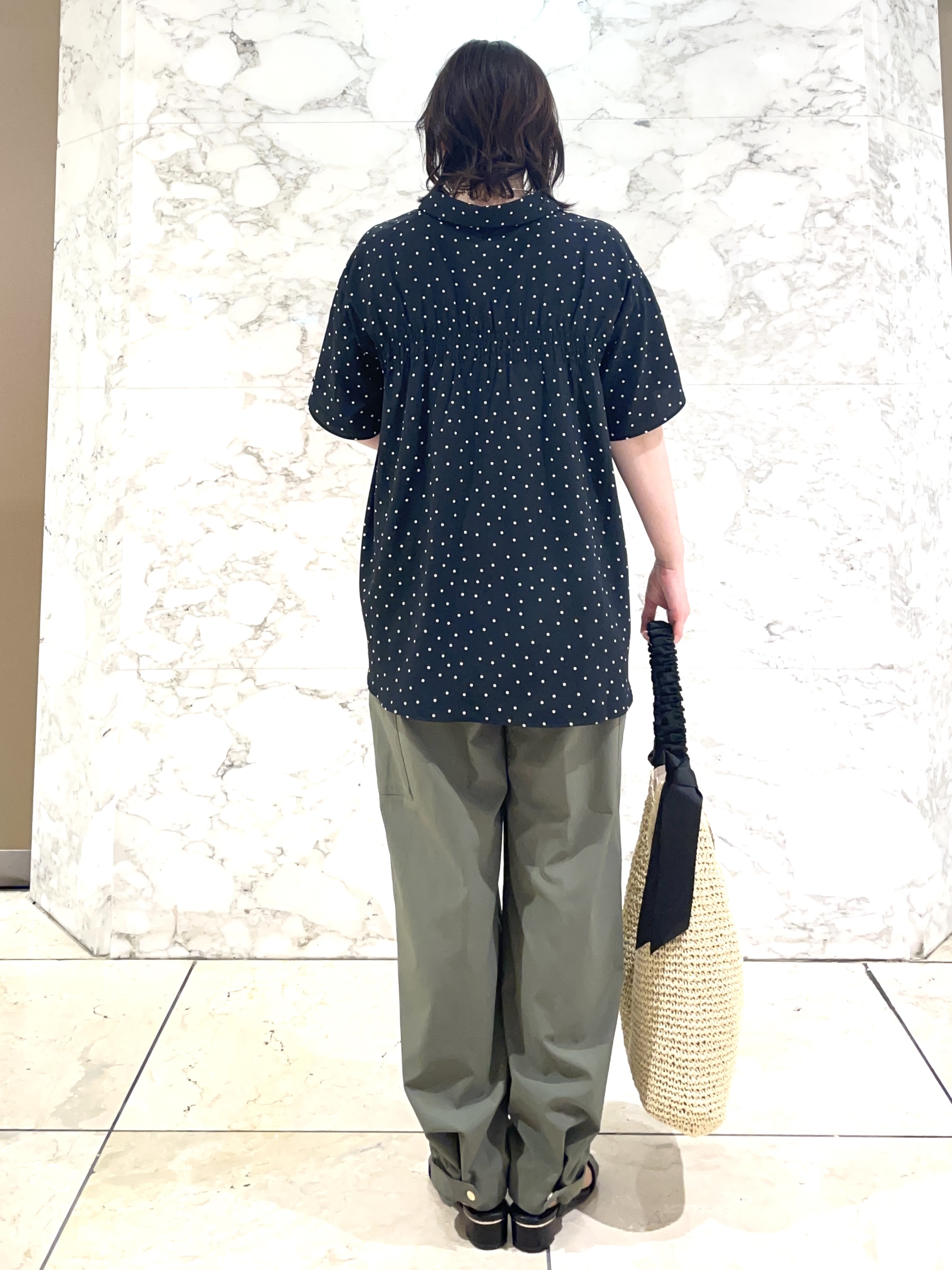 Tomoさんの「grove｜【洗濯機◎】さらっと着映える、バックデザインブラウス」を使ったコーディネート