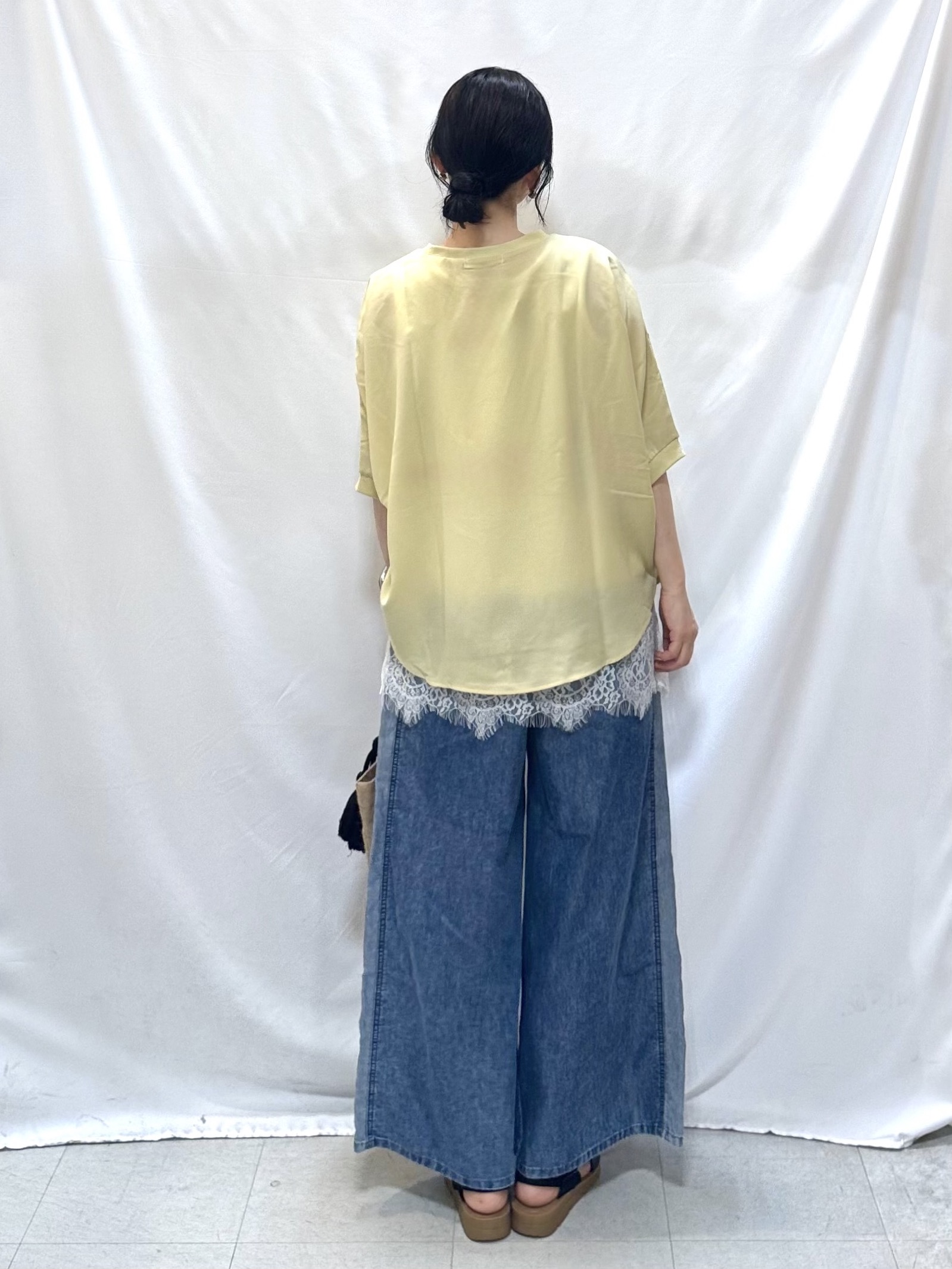 𝐇𝐢𝐫𝐨𝐦𝐢さんの「SHOO･LA･RUE｜【ひんやり/洗濯機可/S‐LL】二の腕隠れる 前後切り替えドルマントップス」を使ったコーディネート