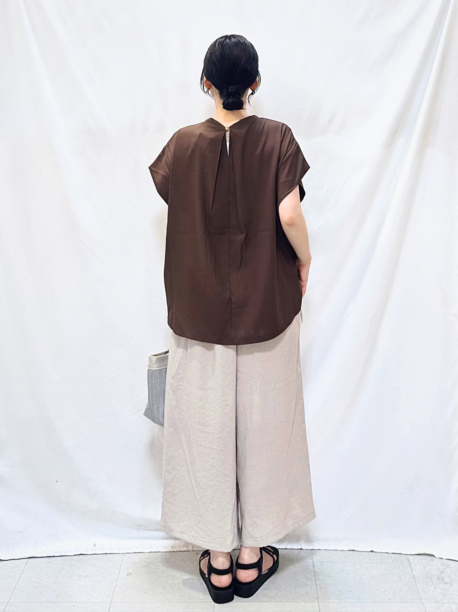 𝐇𝐢𝐫𝐨𝐦𝐢さんの「SHOO･LA･RUE｜【洗濯機可/体型カバー】インせずこなれる ふんわり裾バルーントップス」を使ったコーディネート