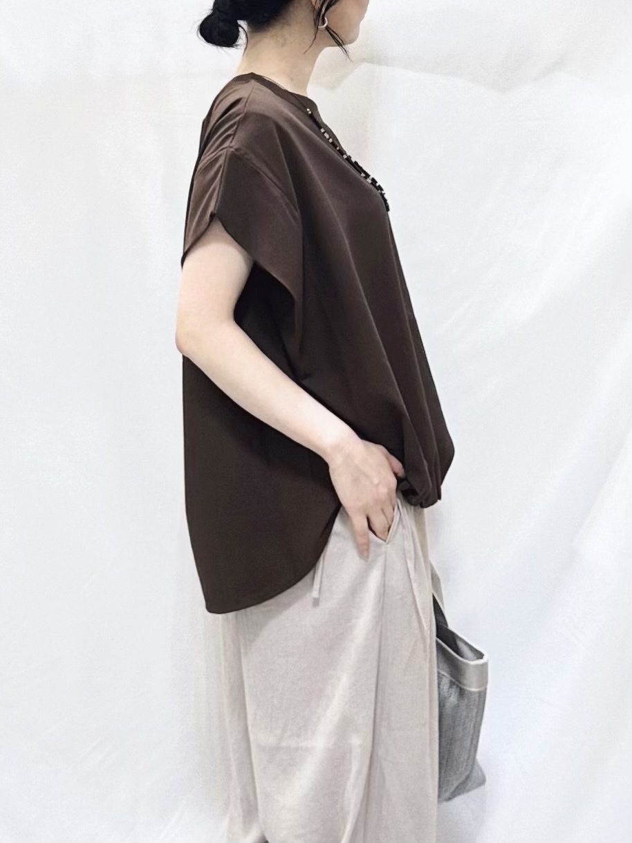 𝐇𝐢𝐫𝐨𝐦𝐢さんの「SHOO･LA･RUE｜【洗濯機可/体型カバー】インせずこなれる ふんわり裾バルーントップス」を使ったコーディネート
