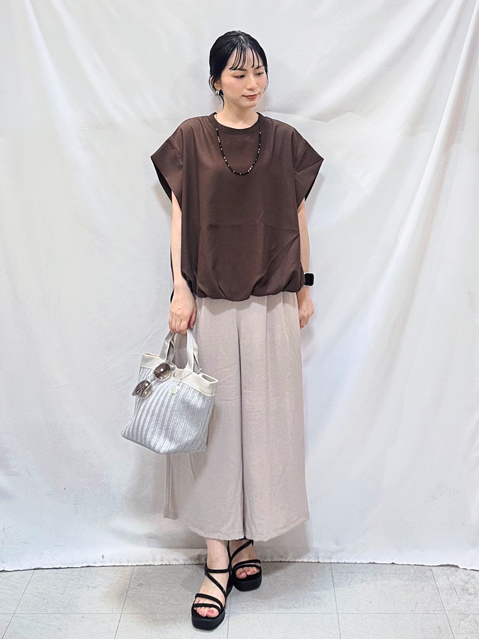 𝐇𝐢𝐫𝐨𝐦𝐢さんの「SHOO･LA･RUE｜【洗濯機可/体型カバー】インせずこなれる ふんわり裾バルーントップス」を使ったコーディネート