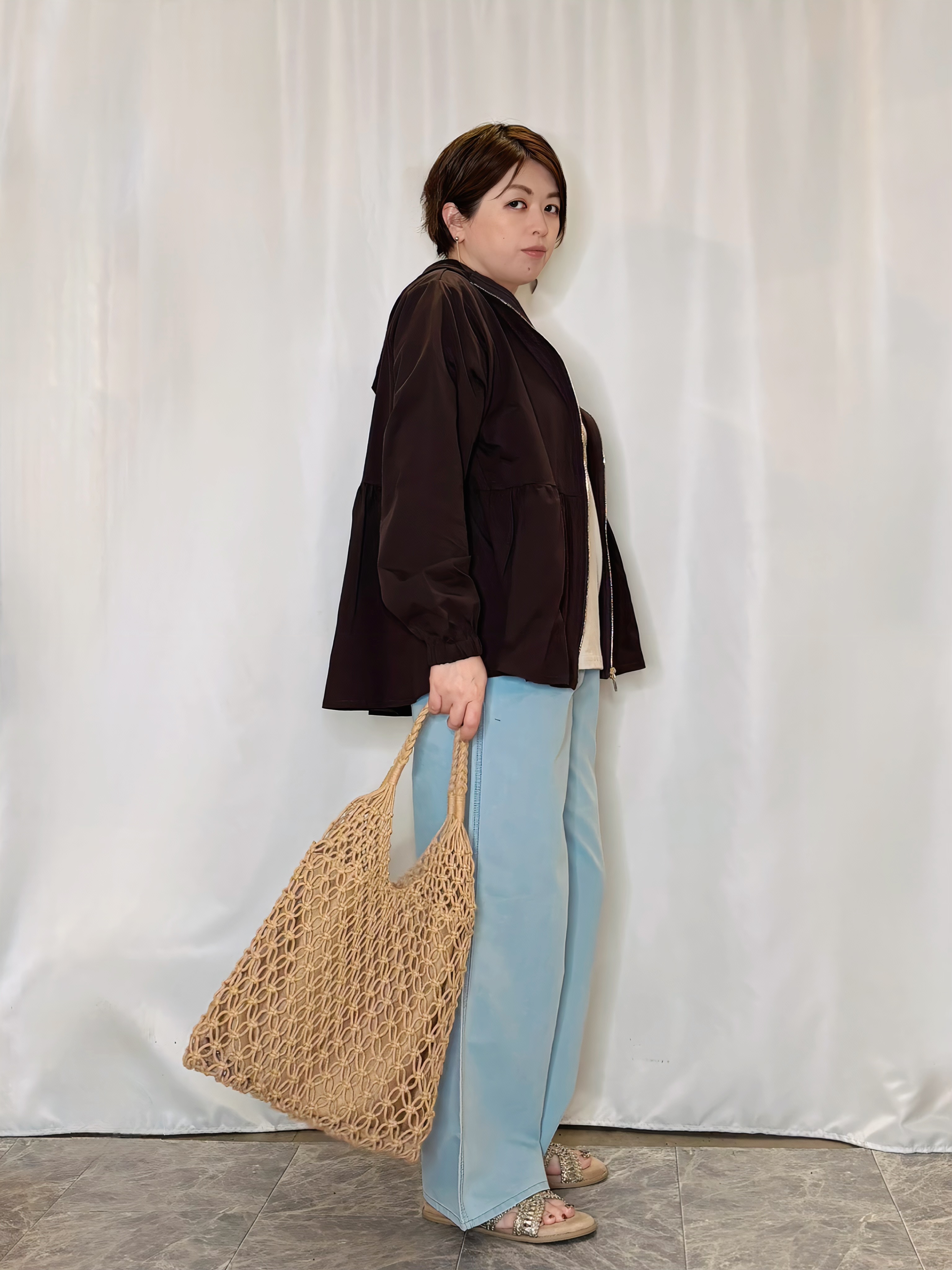 たみさんの「SHOO･LA･RUE｜【ひんやり/S-LL/体型カバー】ペプラムフリルとゴールドパーツが女性らしい UVパーカ」を使ったコーディネート