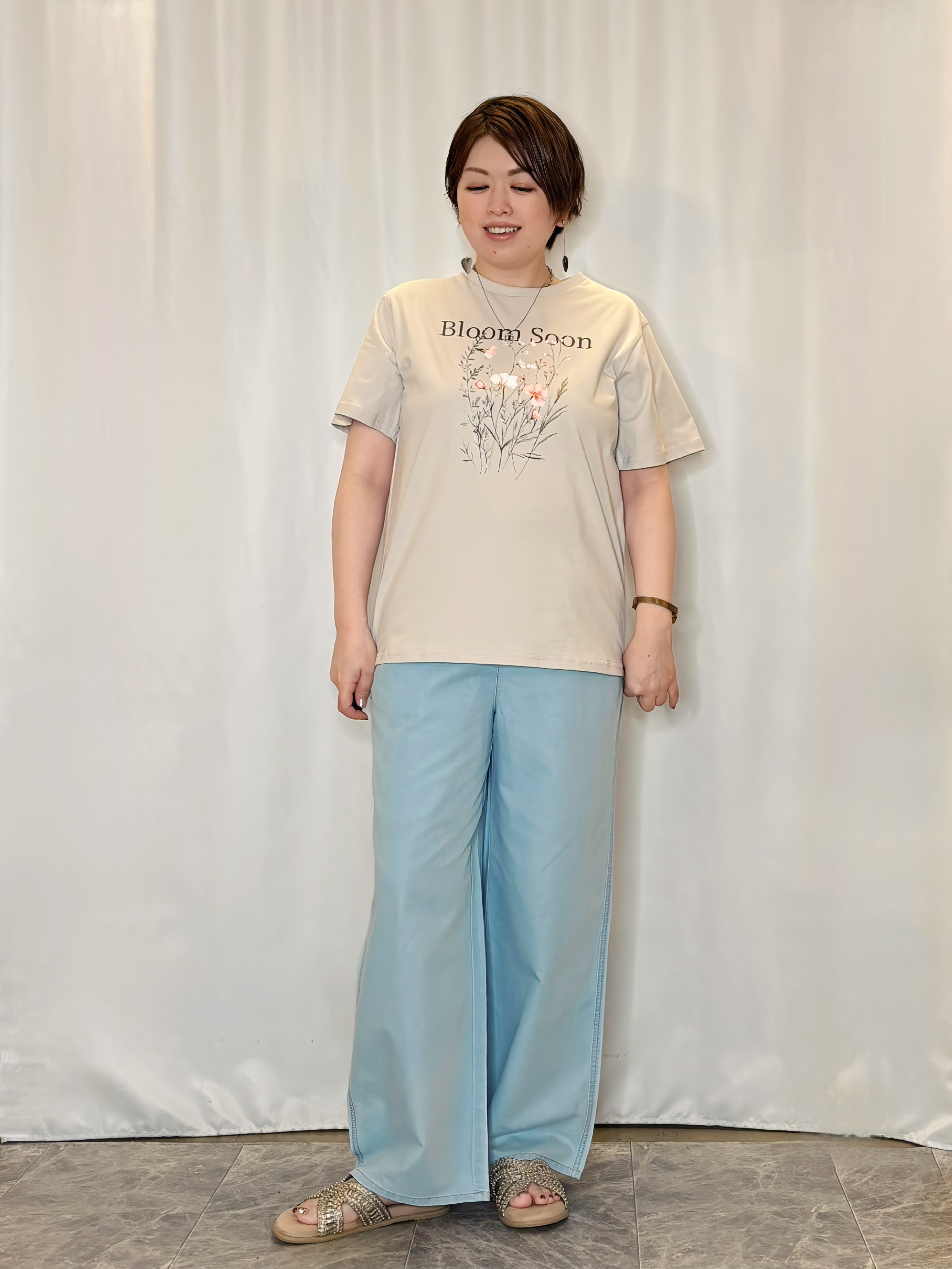 たみさんの「SHOO･LA･RUE｜【ひんやり/S-LL/体型カバー】ペプラムフリルとゴールドパーツが女性らしい UVパーカ」を使ったコーディネート