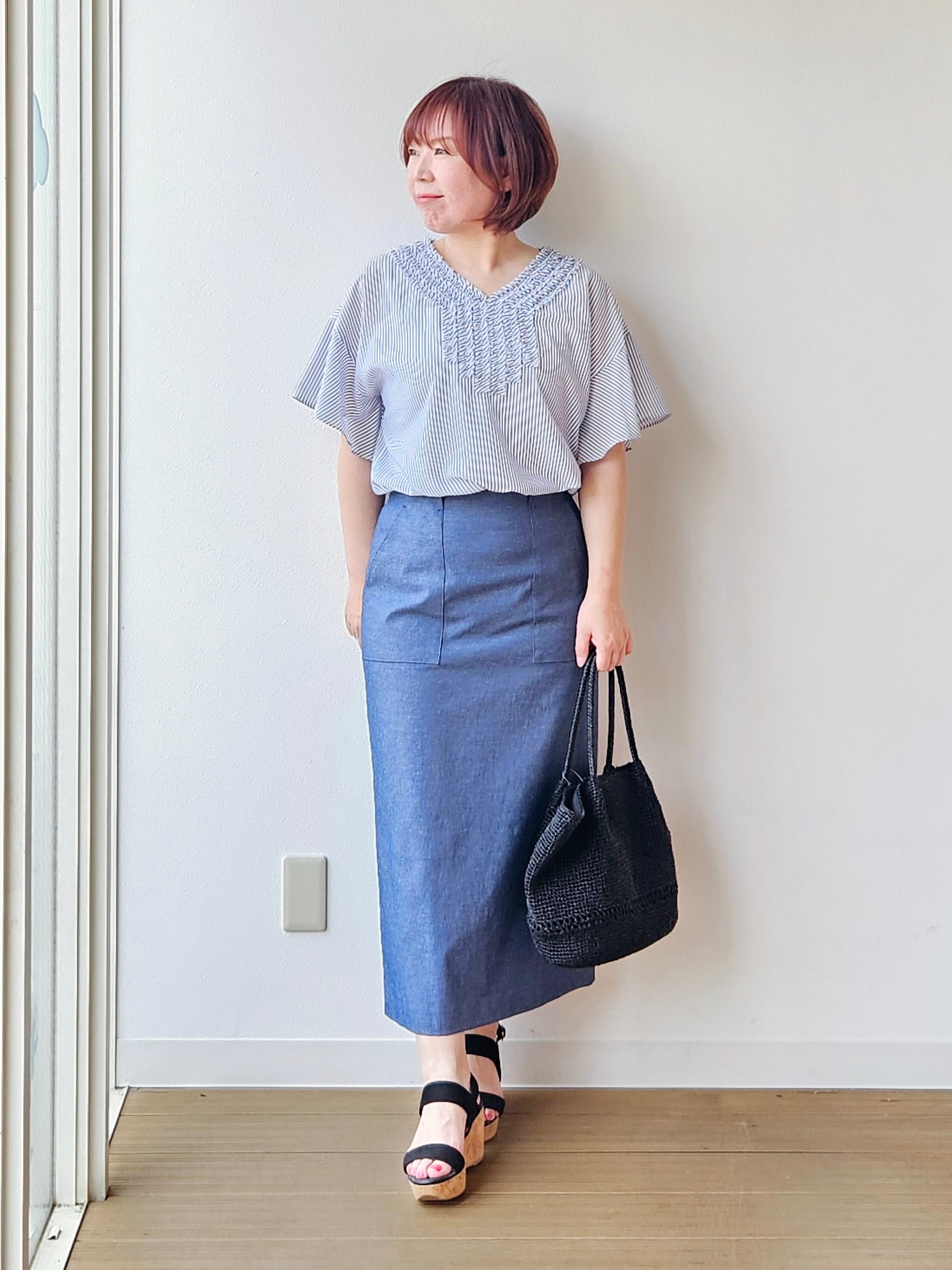 やじまさんの「UNTITLED｜【接触冷感/通気性/洗える】Vネックフリルブラウス」を使ったコーディネート