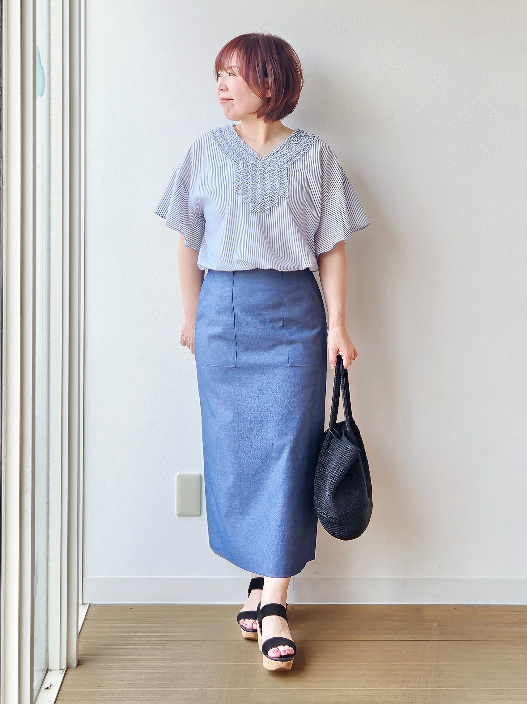 やじまさんの「UNTITLED｜【接触冷感/通気性/洗える】Vネックフリルブラウス」を使ったコーディネート