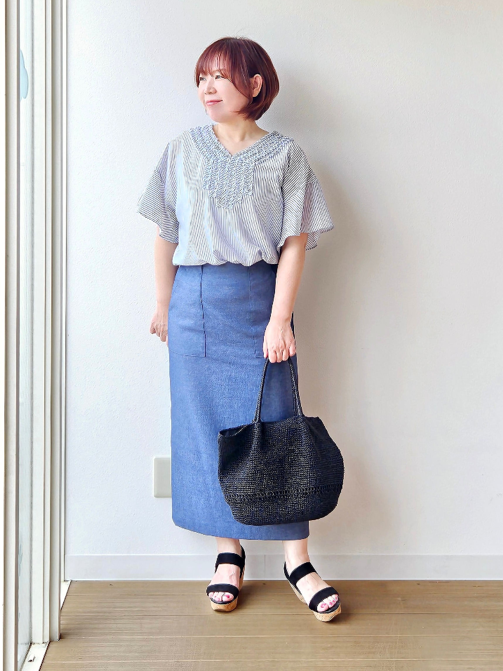 やじまさんの「UNTITLED｜【接触冷感/通気性/洗える】Vネックフリルブラウス」を使ったコーディネート