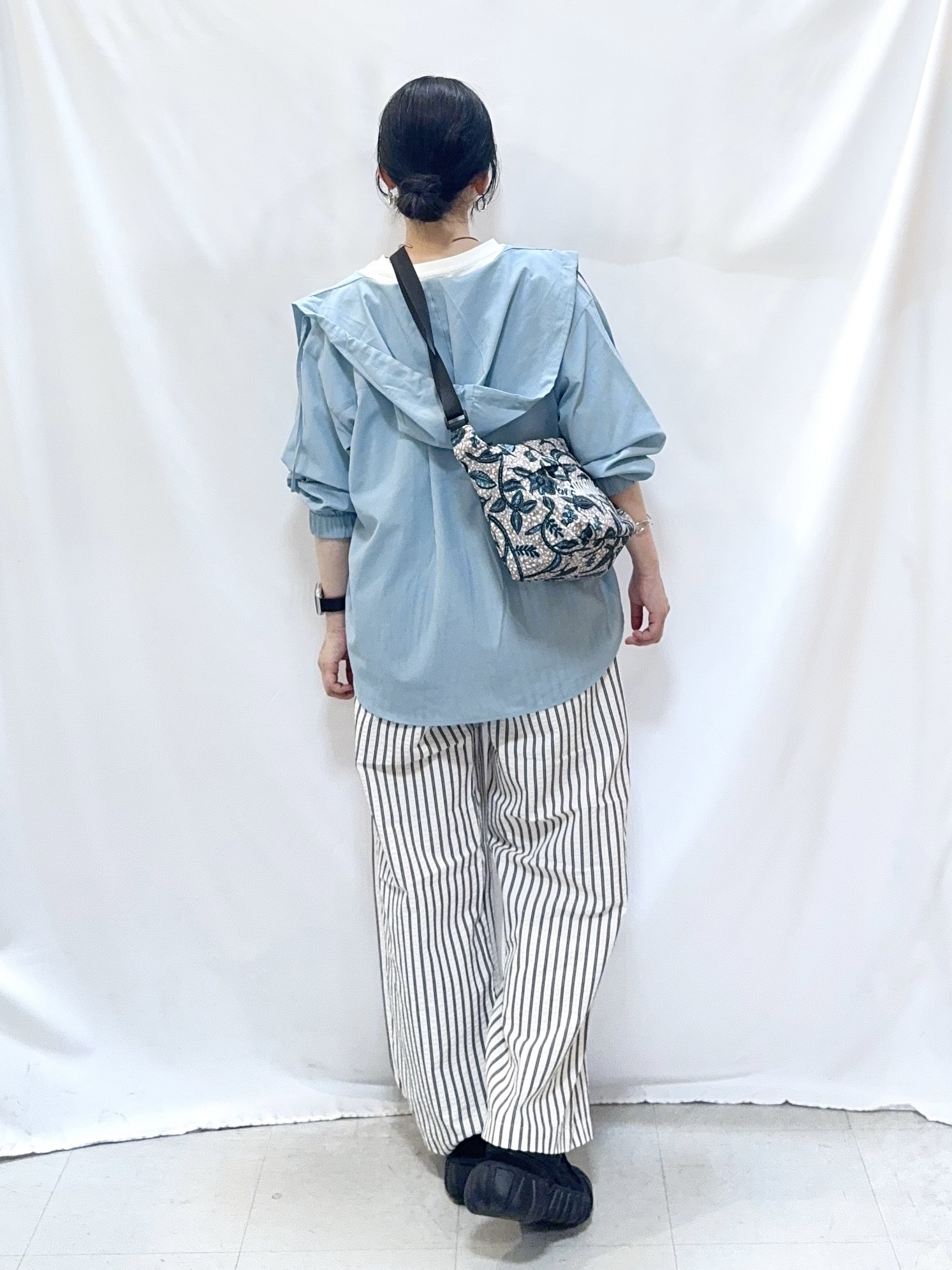 𝐇𝐢𝐫𝐨𝐦𝐢さんの「SHOO･LA･RUE｜【さらり快適/洗濯機可/S-LL】UVカット機能付き ライトな着心地 ひんやりシャツパーカ」を使ったコーディネート