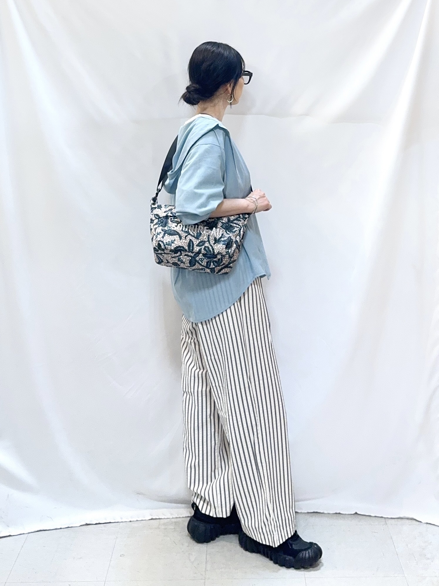 𝐇𝐢𝐫𝐨𝐦𝐢さんの「SHOO･LA･RUE｜【さらり快適/洗濯機可/S-LL】UVカット機能付き ライトな着心地 ひんやりシャツパーカ」を使ったコーディネート