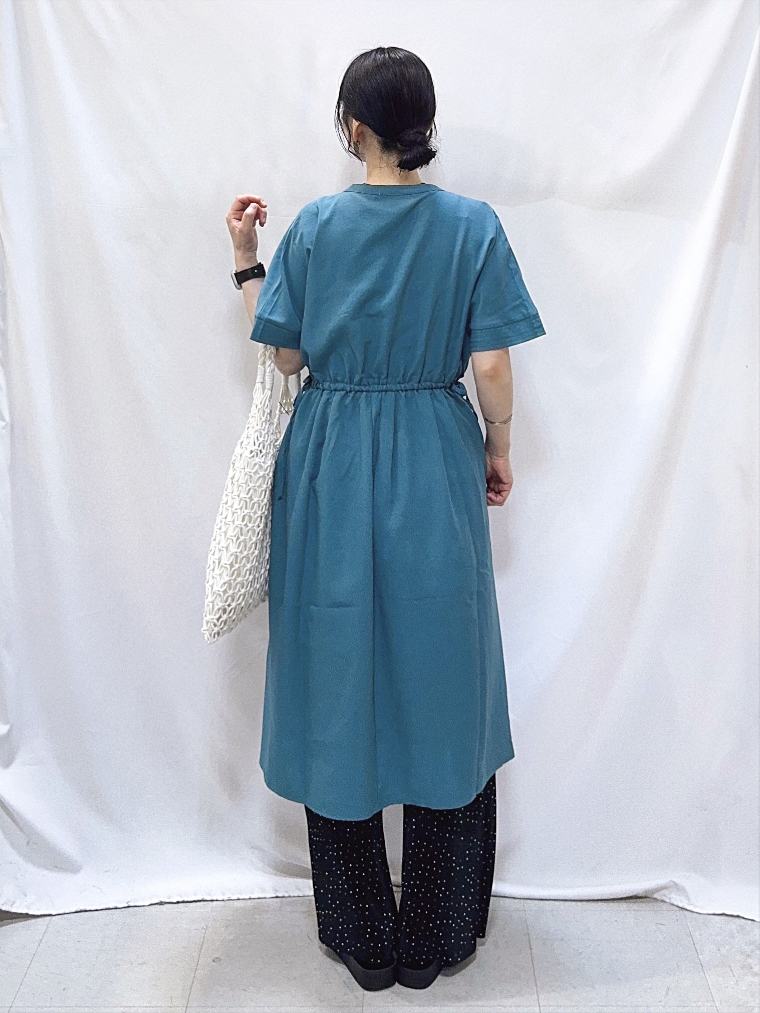 𝐇𝐢𝐫𝐨𝐦𝐢さんの「SHOO･LA･RUE｜【洗濯機可/体型カバー】ウエストシャーリングでお腹周りが気にならない 麻調スキッパー脇リボンワンピー」を使ったコーディネート