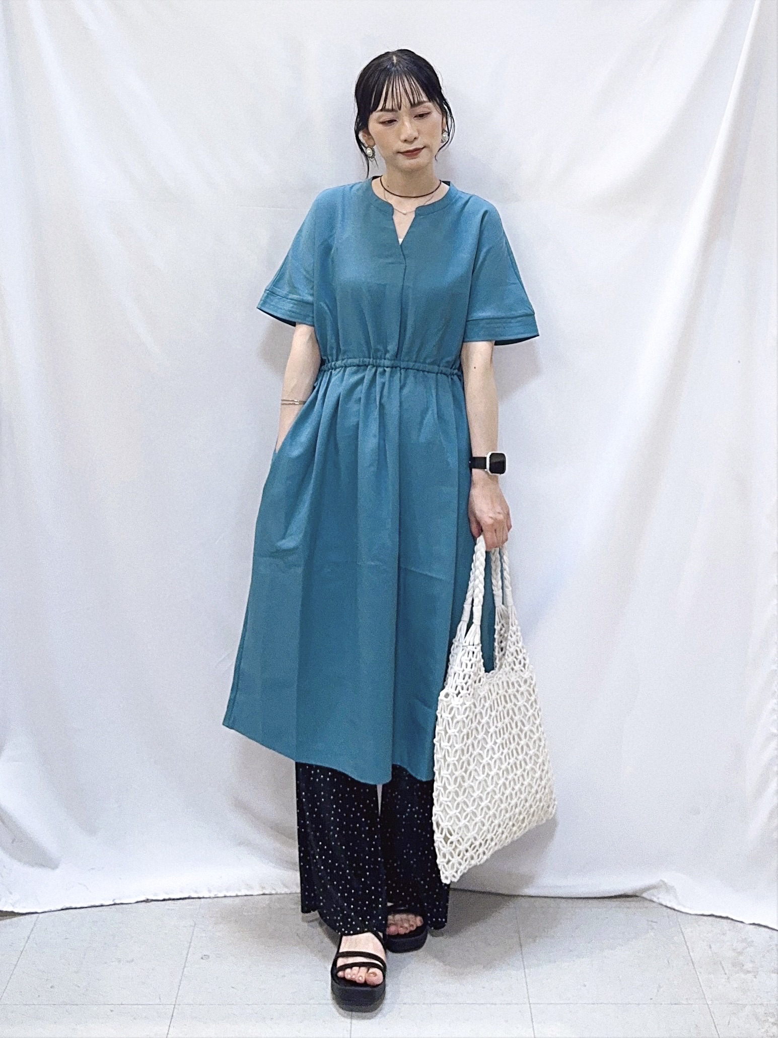 𝐇𝐢𝐫𝐨𝐦𝐢さんの「SHOO･LA･RUE｜【洗濯機可/体型カバー】ウエストシャーリングでお腹周りが気にならない 麻調スキッパー脇リボンワンピー」を使ったコーディネート