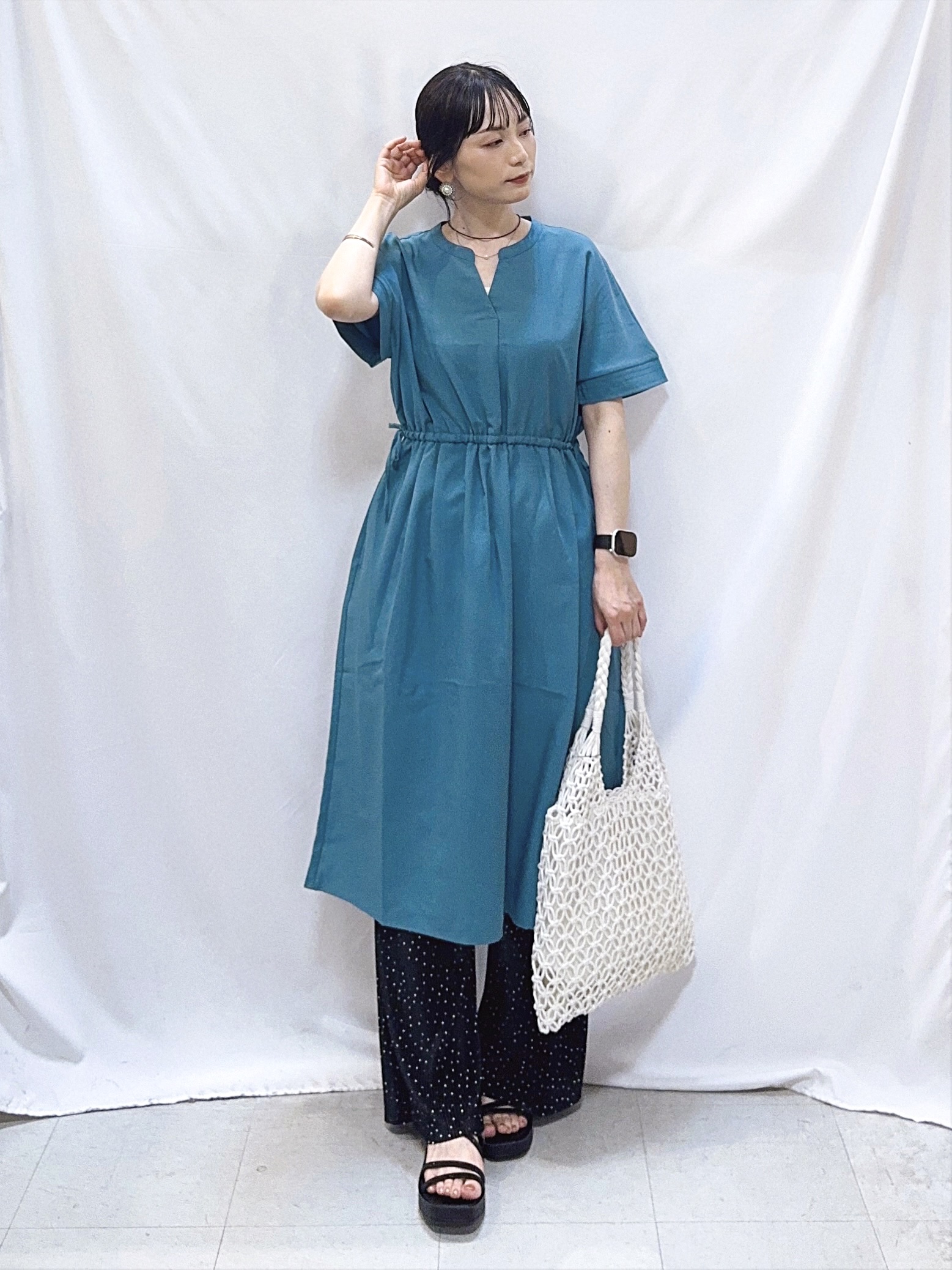 𝐇𝐢𝐫𝐨𝐦𝐢さんの「SHOO･LA･RUE｜【洗濯機可/体型カバー】ウエストシャーリングでお腹周りが気にならない 麻調スキッパー脇リボンワンピー」を使ったコーディネート
