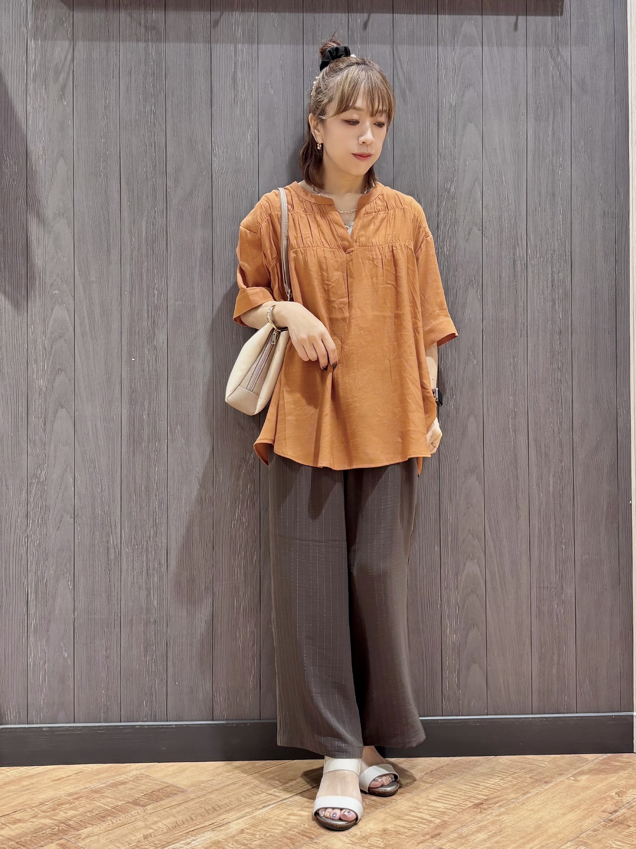 meiさんの「SHOO･LA･RUE｜【ひんやり/UV】お袖の長さが調整出来る シャーリングスキッパーブラウス」を使ったコーディネート